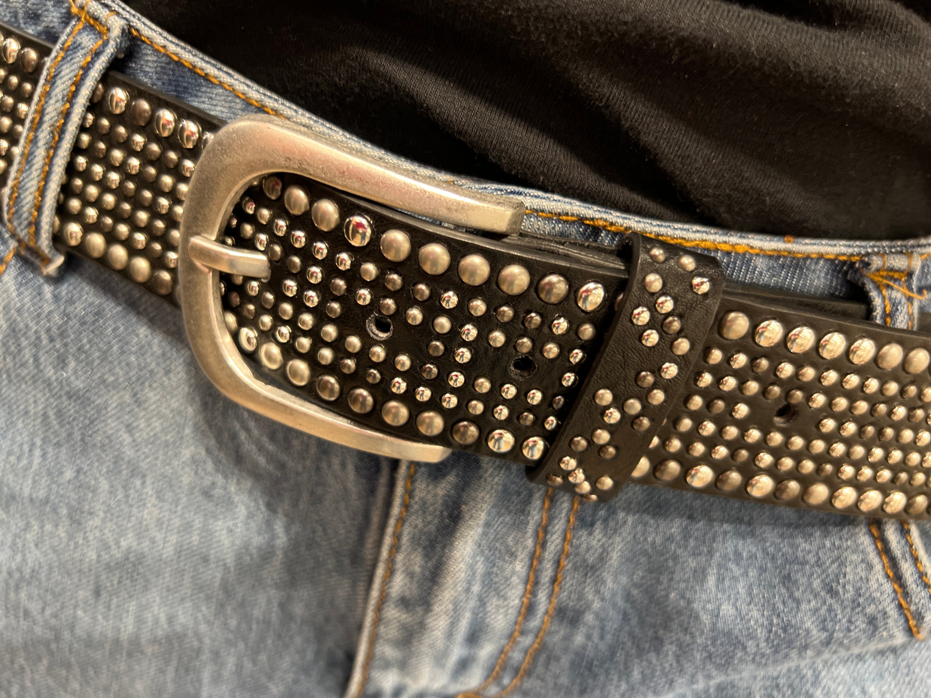 Cintura in pelle con borchie argentate