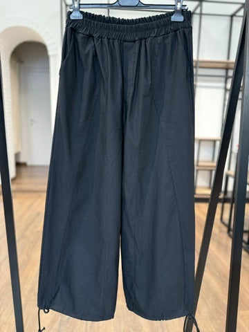 Pantalone con gamba morbida e con coulisse sulla caviglia