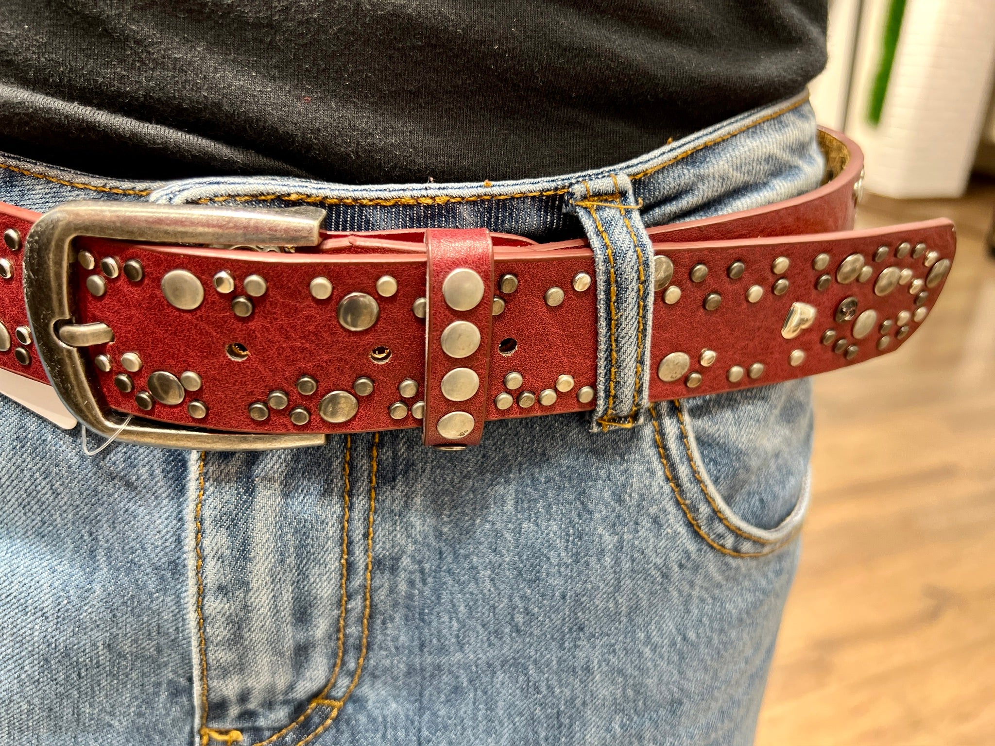 Cintura in pelle bordeaux con borchie