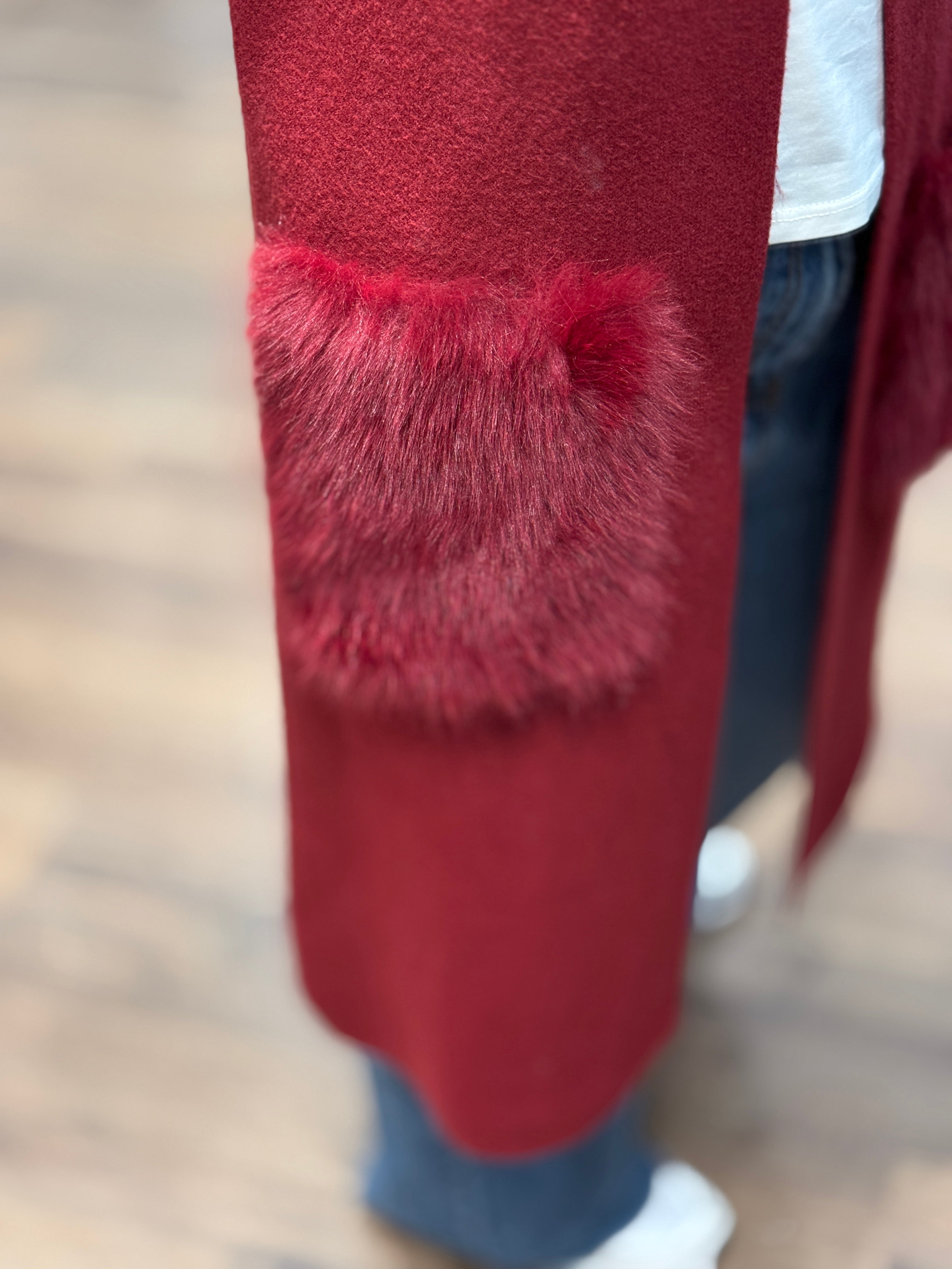 Gilet lungo in maglia con tasche in ecopelo