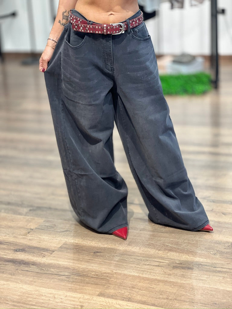 Jeans nero slavato a palazzo