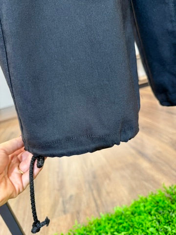 Pantalone con gamba morbida e con coulisse sulla caviglia