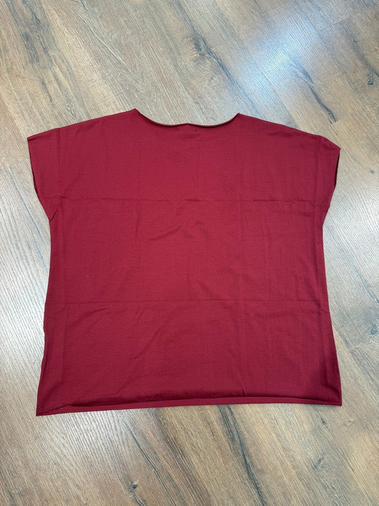 T-shirt basica con scollo a barca in taglio vivo