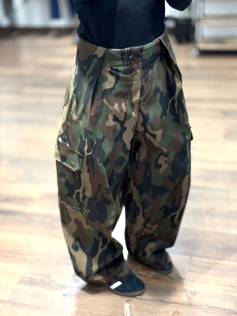 Pantalone camouflage con tashe