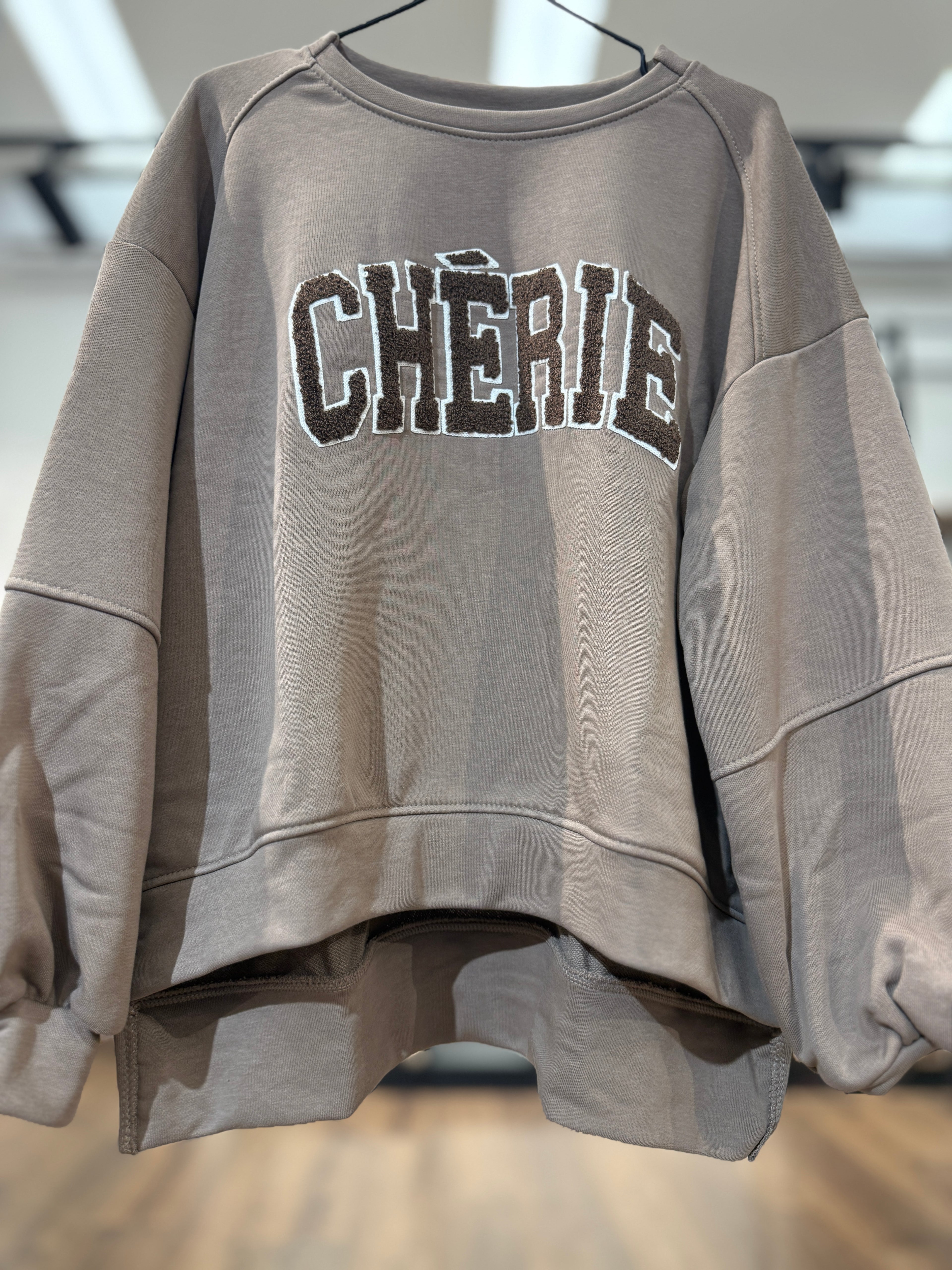 Felpa con scritta "Cherie"