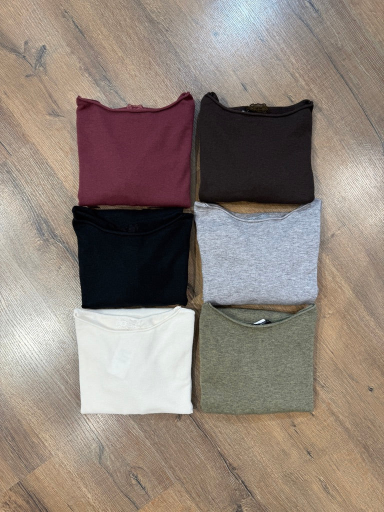 Maglia taglio regular con scollo a barca.