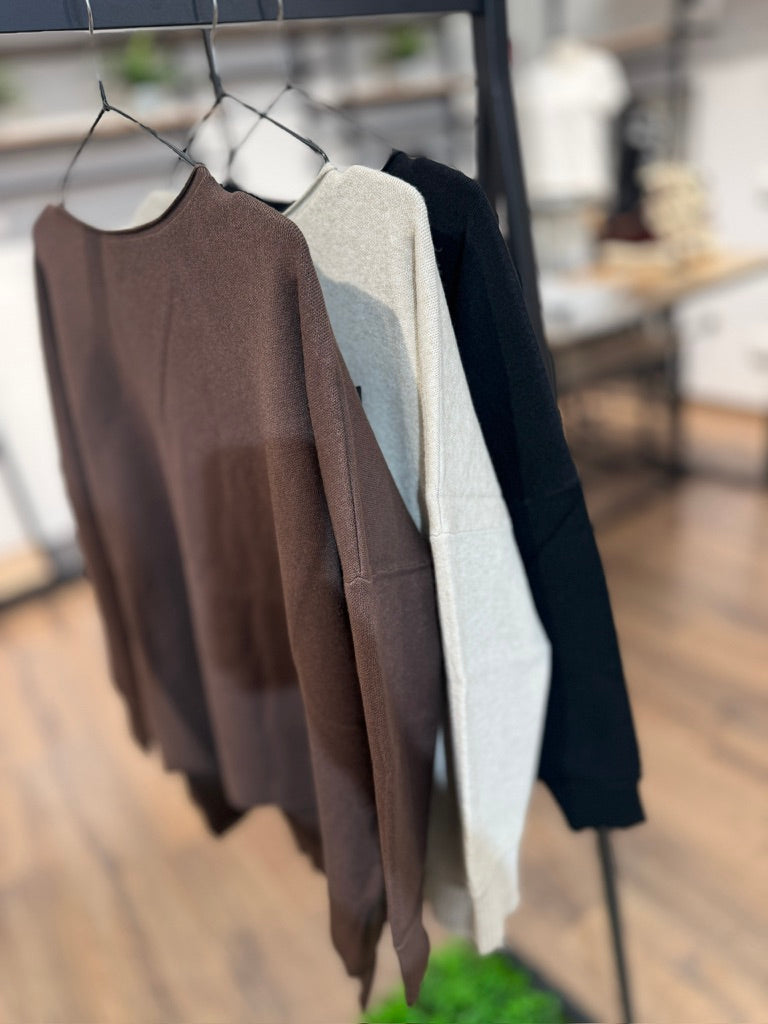 Maglia ampia con scollo a barca