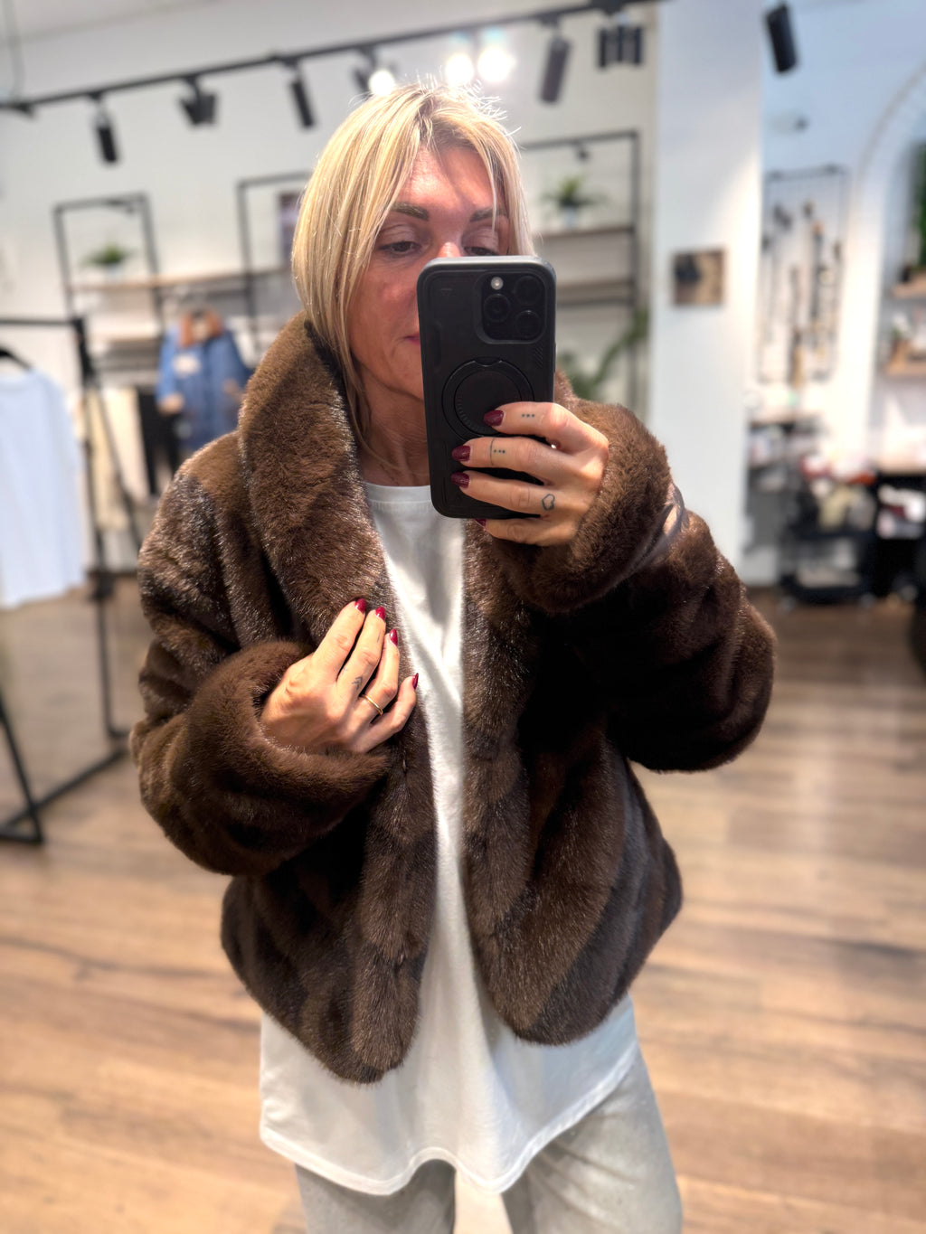 Giacca in ecopelo con collo sciallato