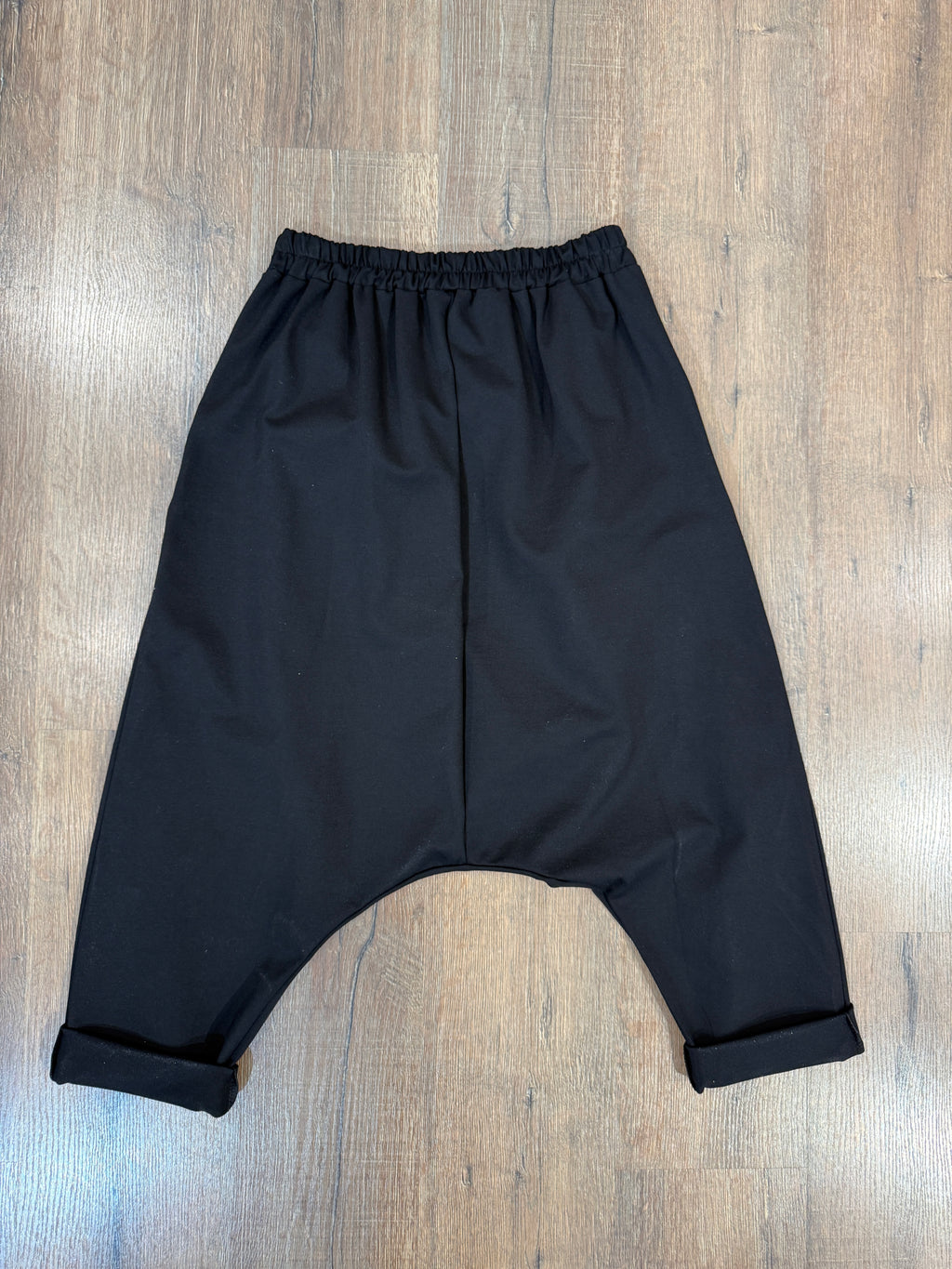 Pantalone con cavallo basso