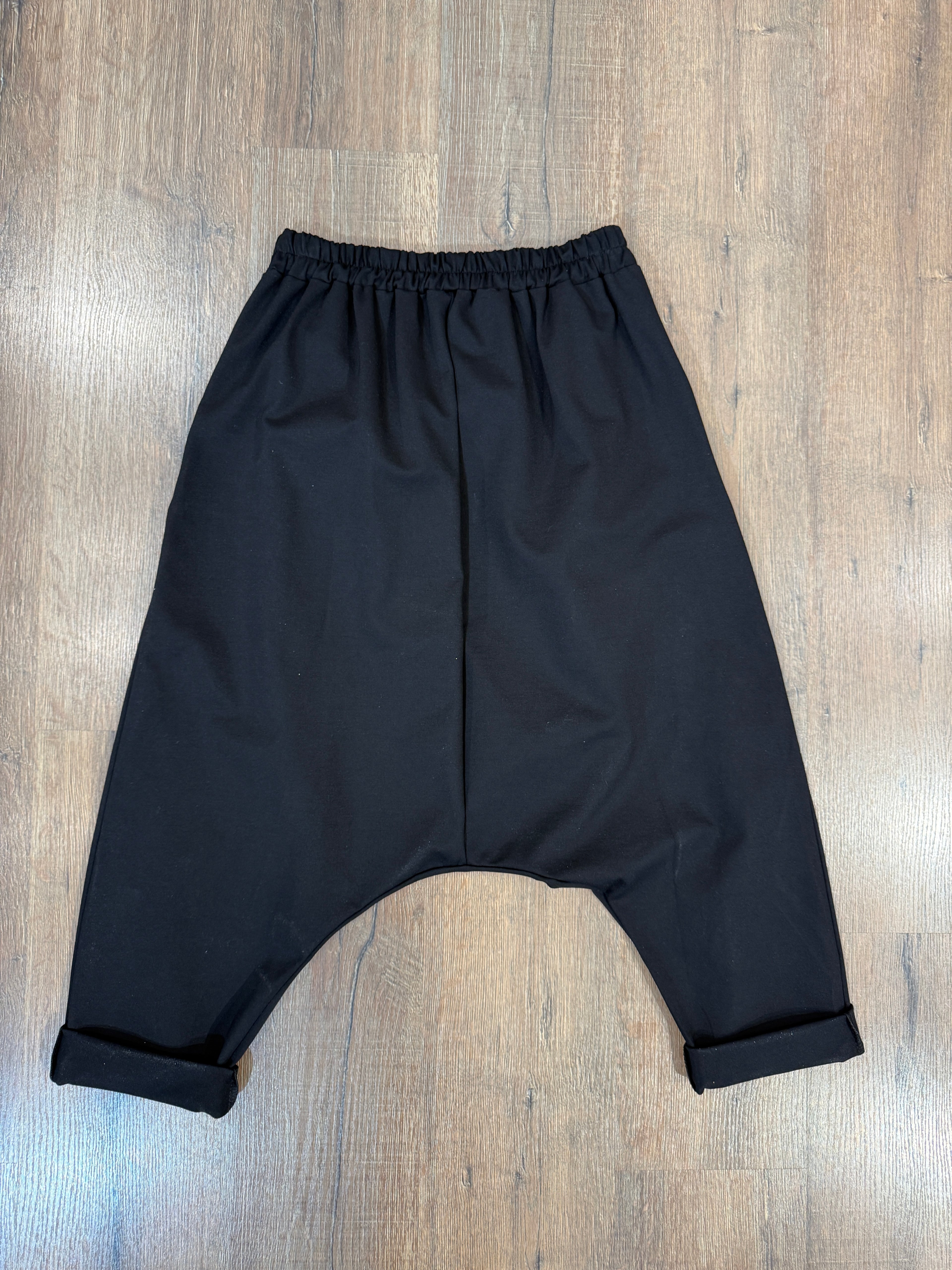 Pantalone con cavallo basso