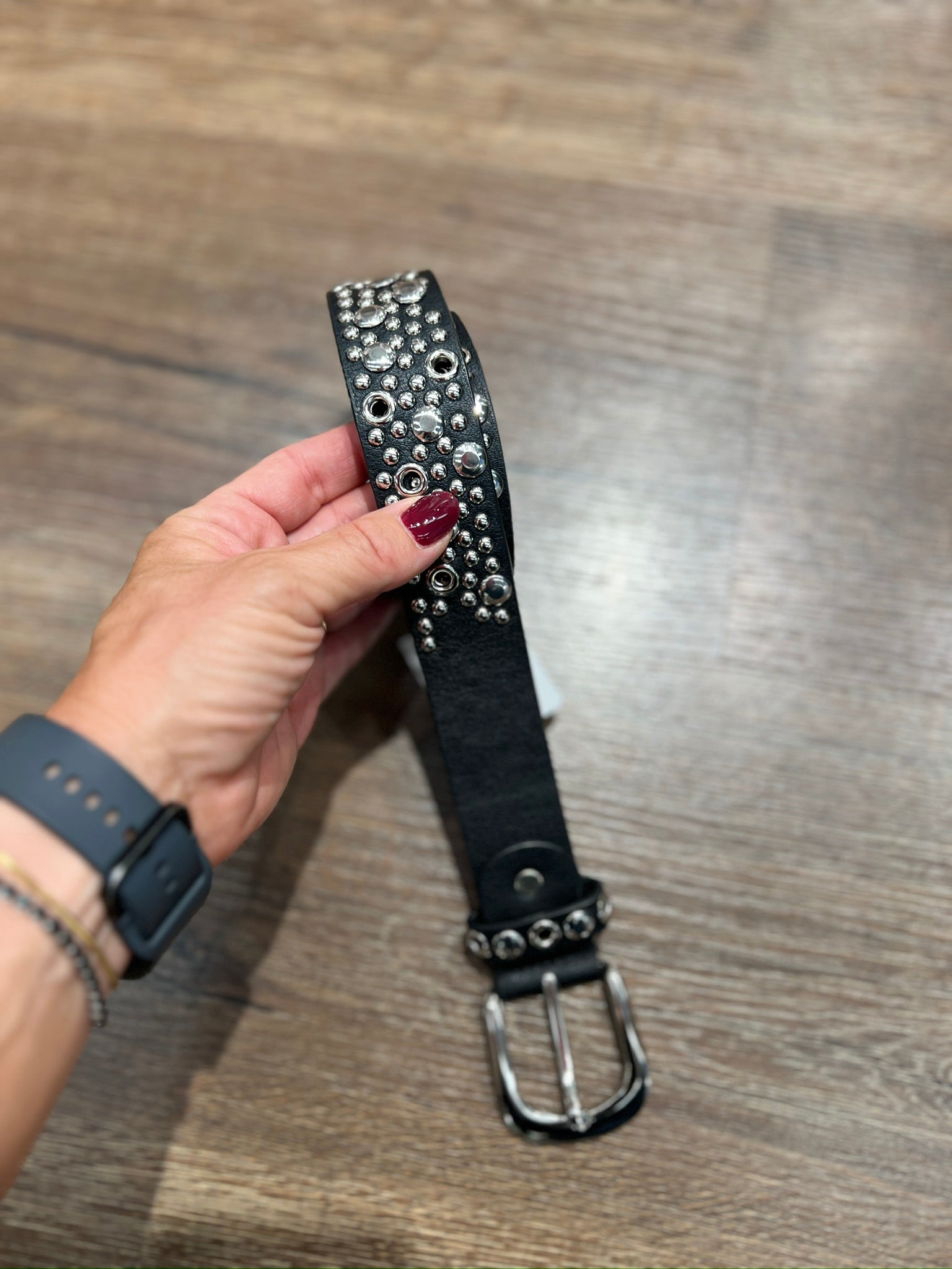 Cintura in pelle con borchie