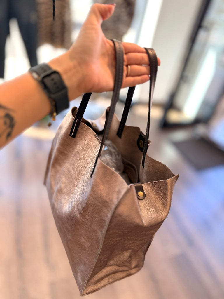 Borsa in pelle effetto metallo