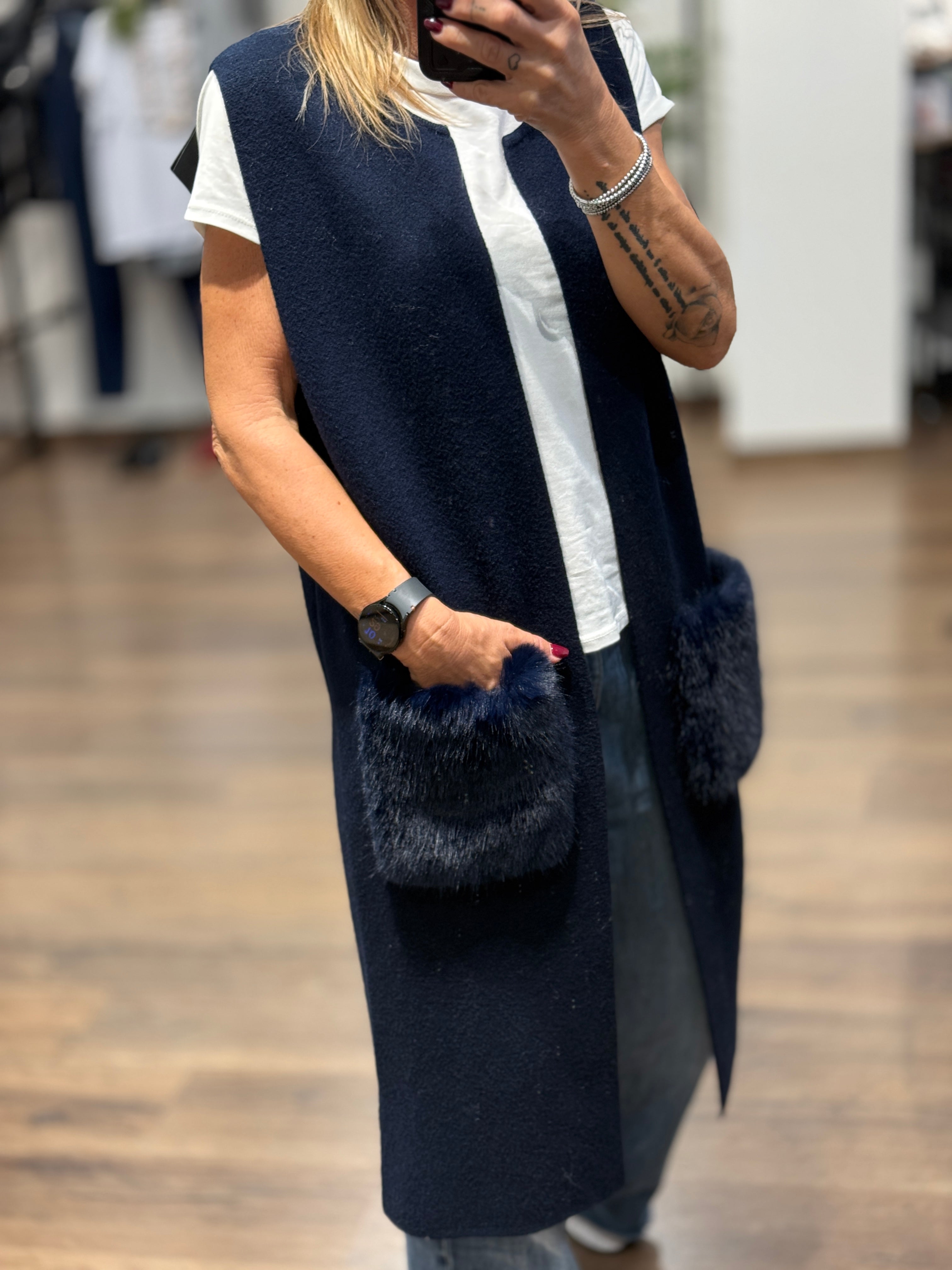 Gilet lungo in maglia con tasche in ecopelo