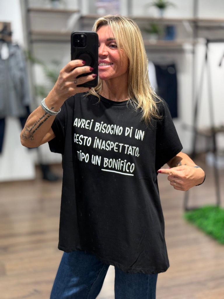 T-shirt con scritta "Avrei bisogno di un..."