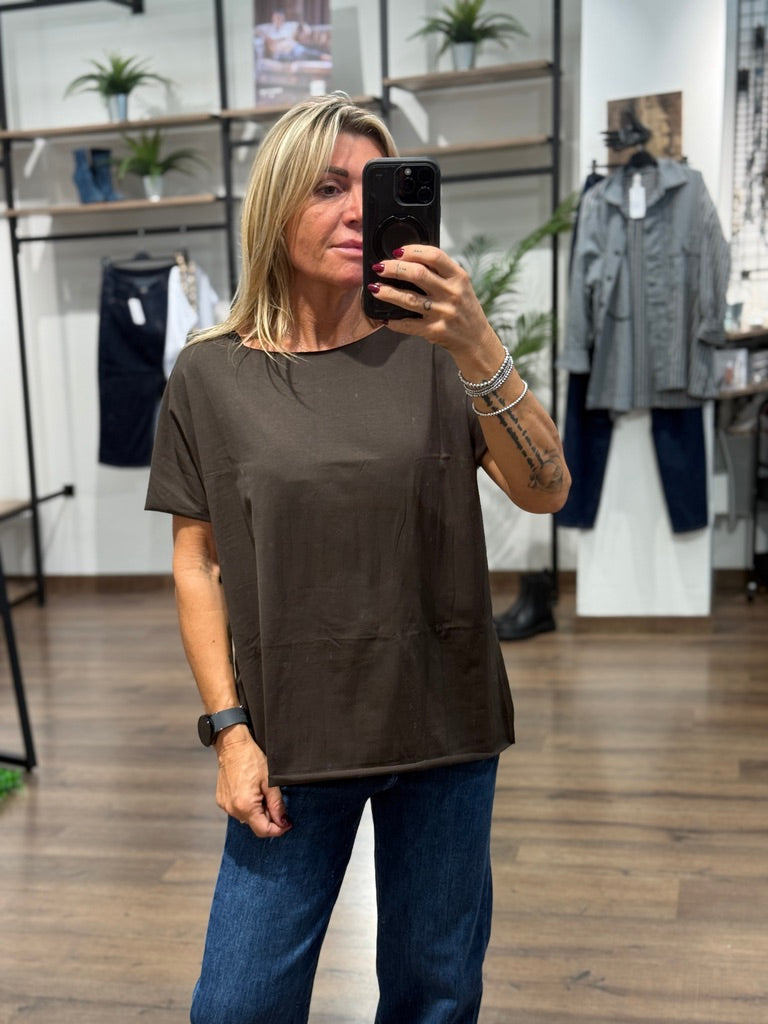 T-shirt basica con scollo a barca in taglio vivo