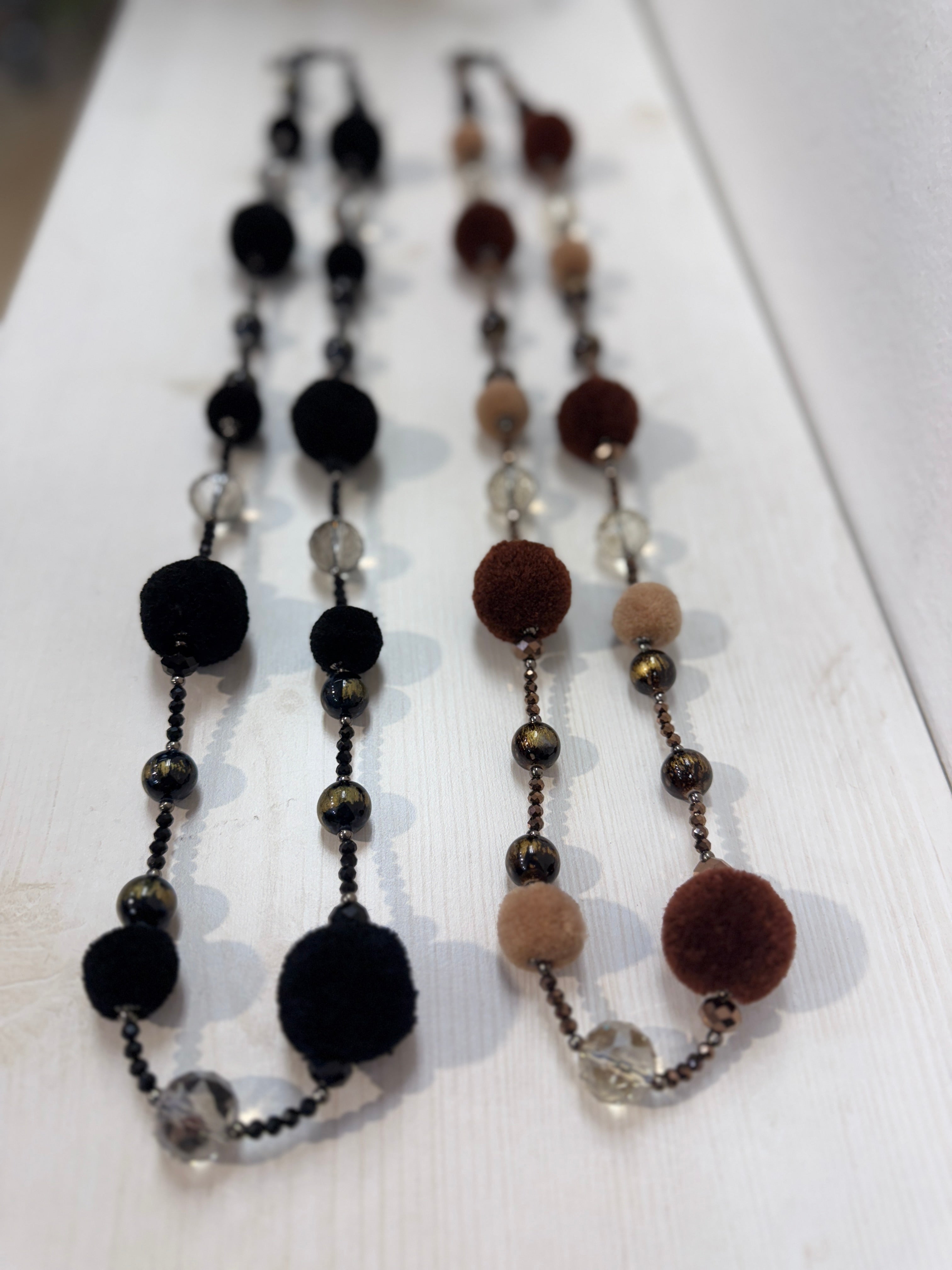 Collana con sfere in tessuto