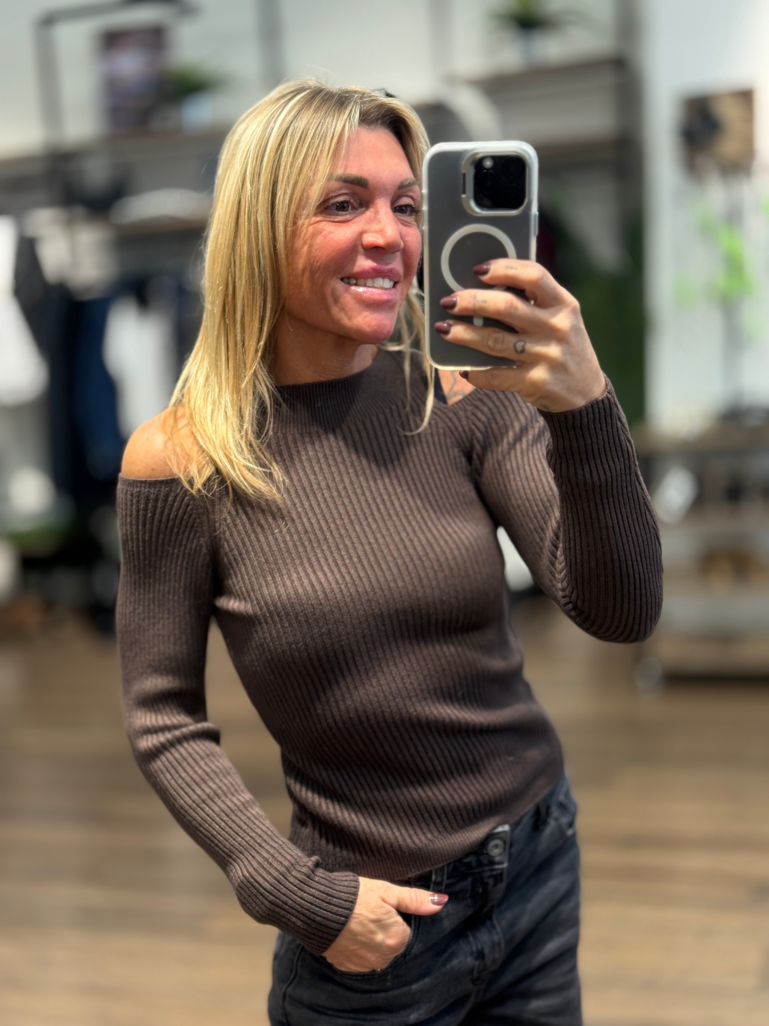 Maglia con spalle scoperte
