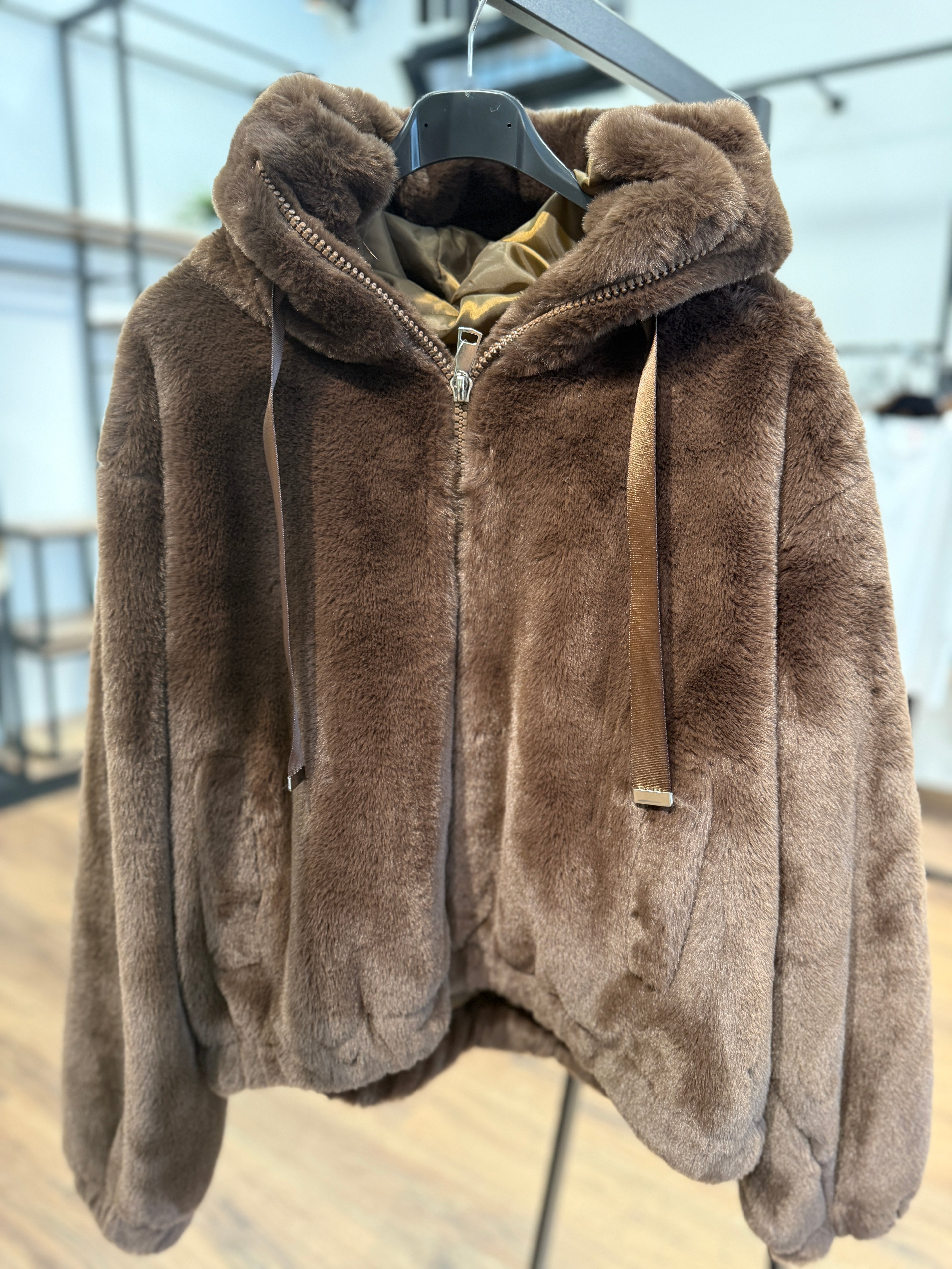 Giaccone in ecopelo con zip e cappuccio