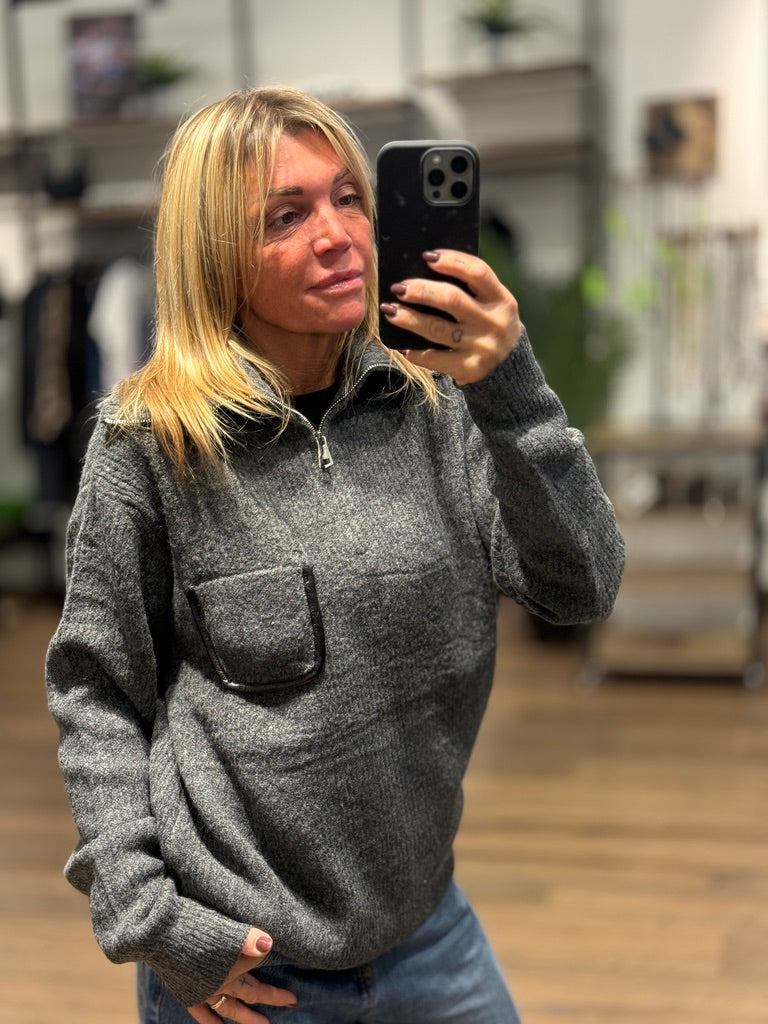 Maglia collo alto con zip e taschino