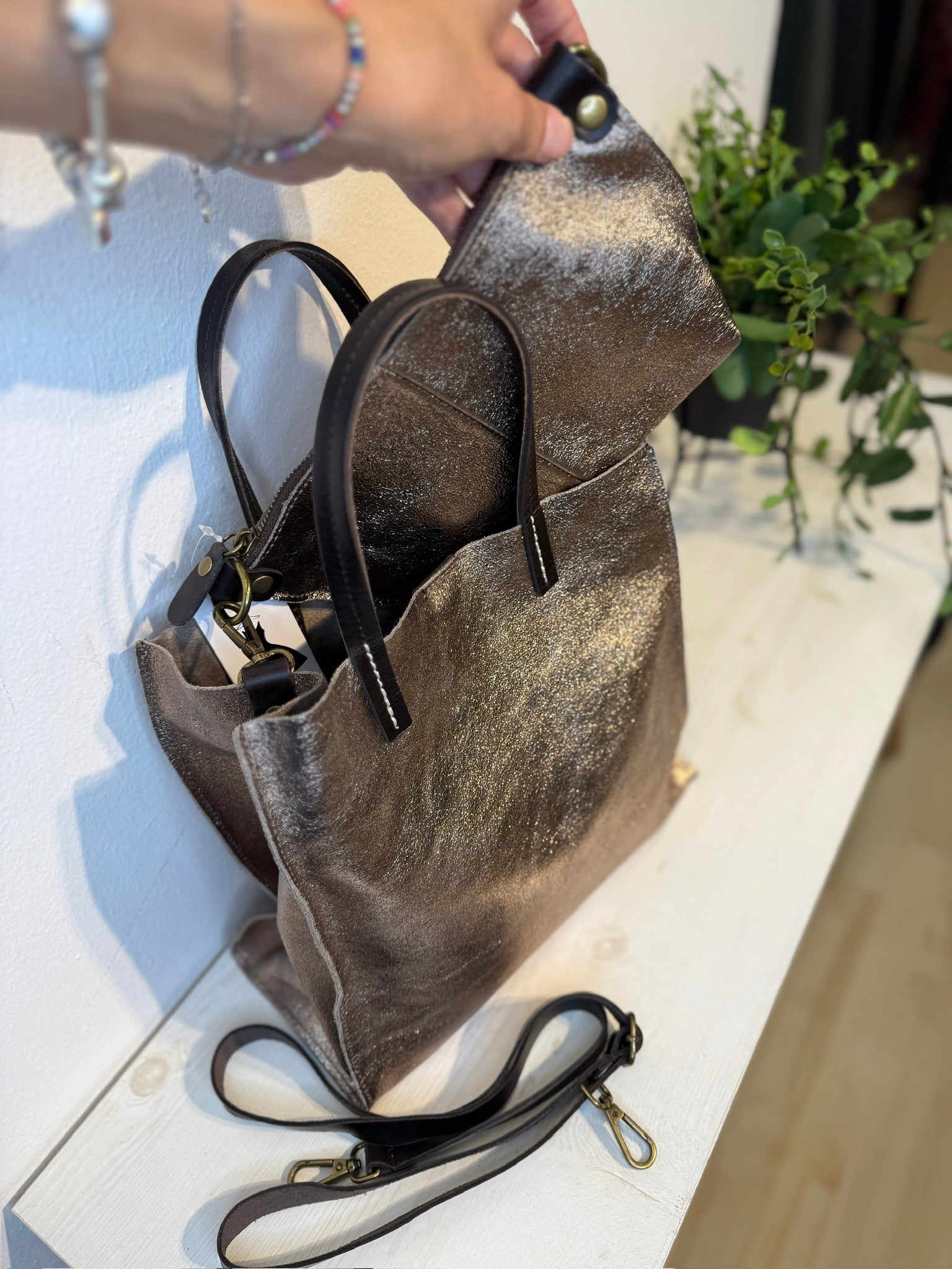 Shopping bag metallizzata in pelle