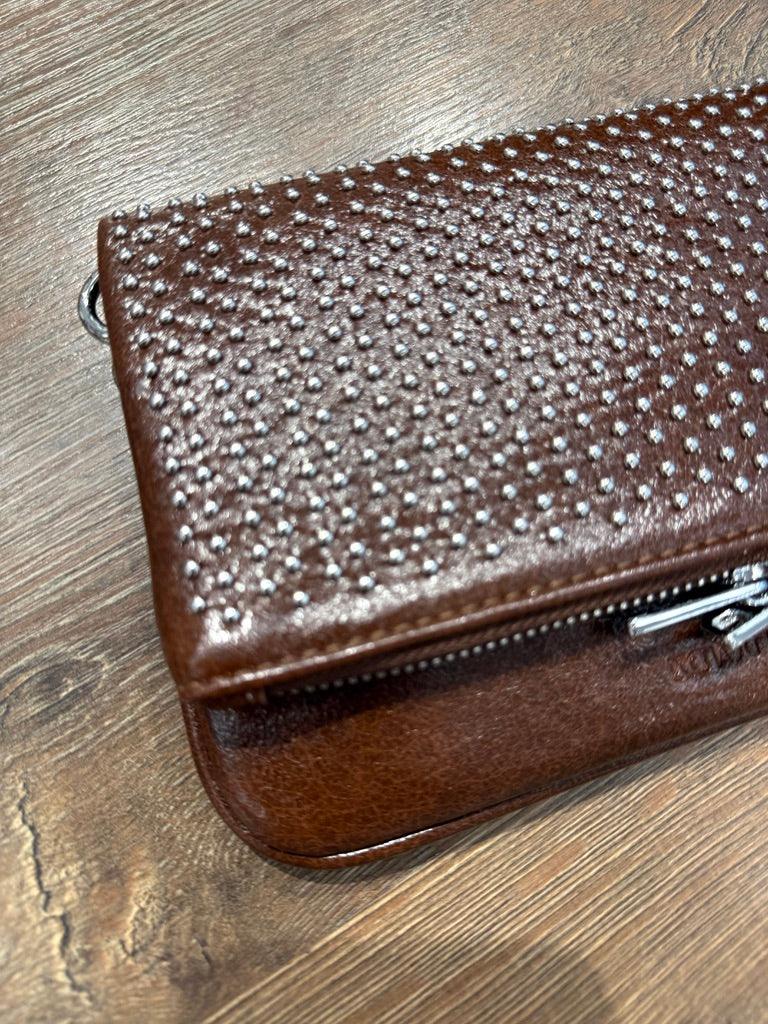 Clutch con borchie con apertura zip e bottoni a pressione