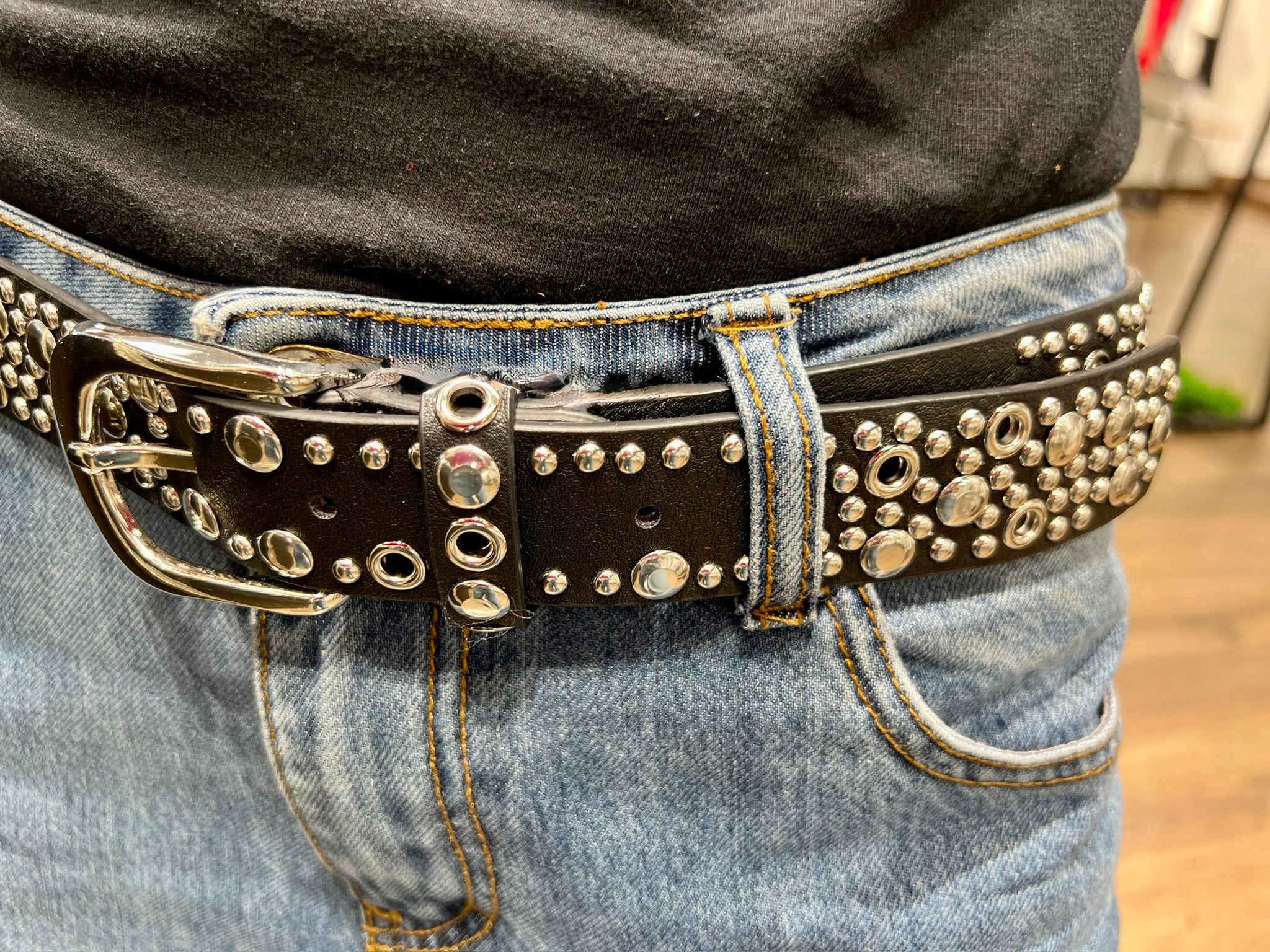 Cintura in pelle con borchie