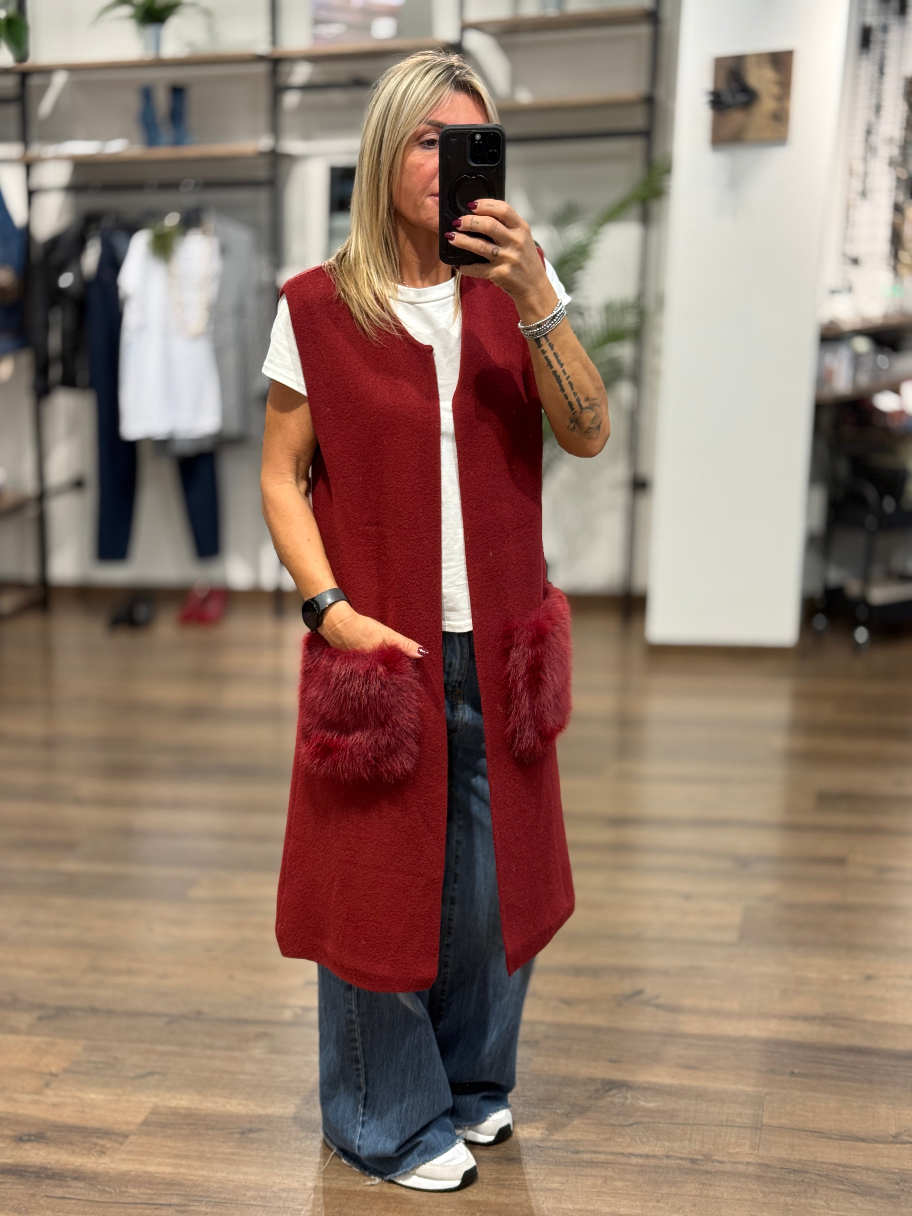 Gilet lungo in maglia con tasche in ecopelo