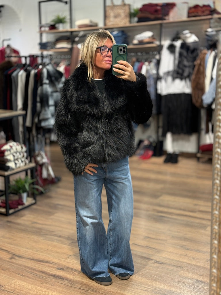 Giacca in ecopelliccia con allacciattura con gancio