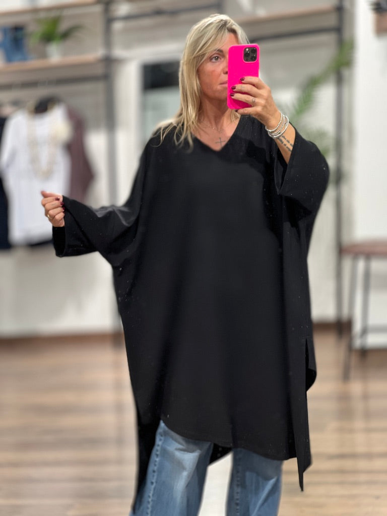 Abito over nero con scollo a V