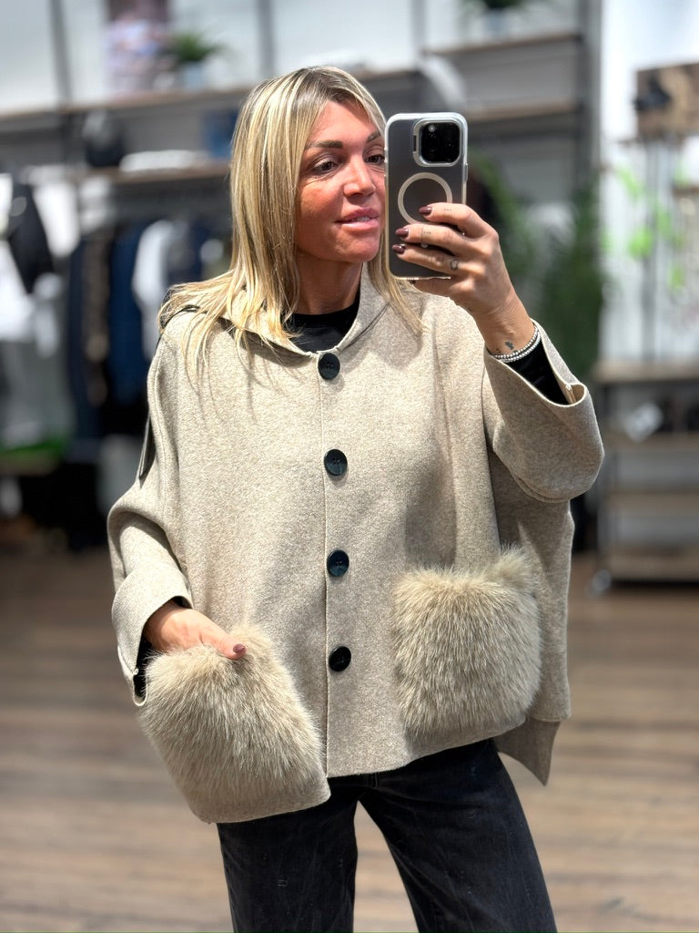 Giacca con inserti tasche in pelo ecologico