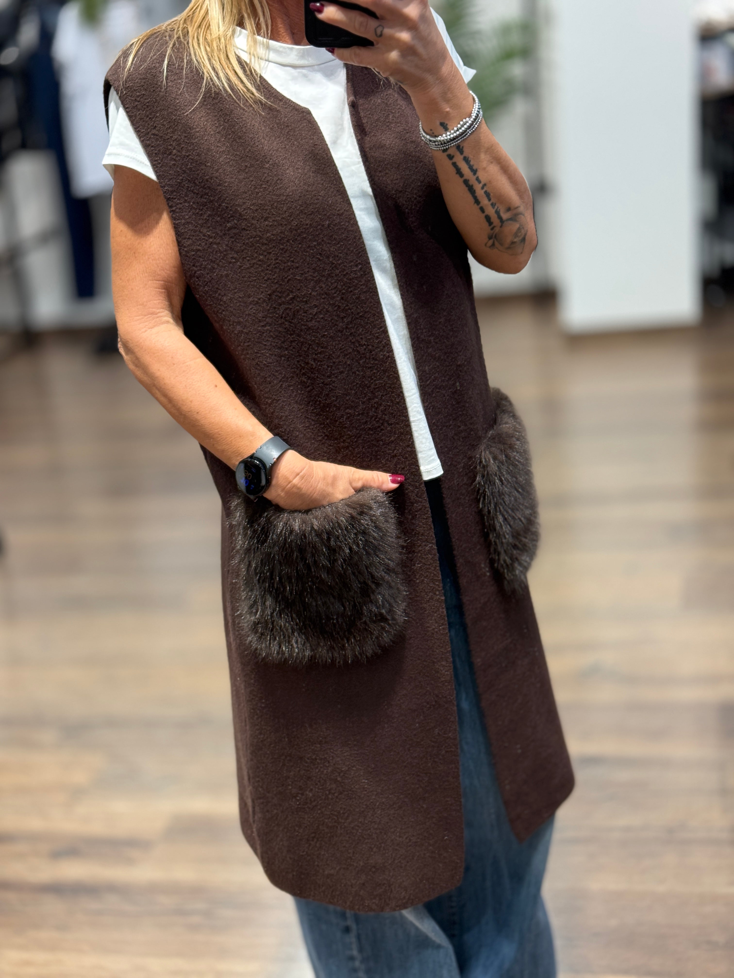 Gilet lungo in maglia con tasche in ecopelo