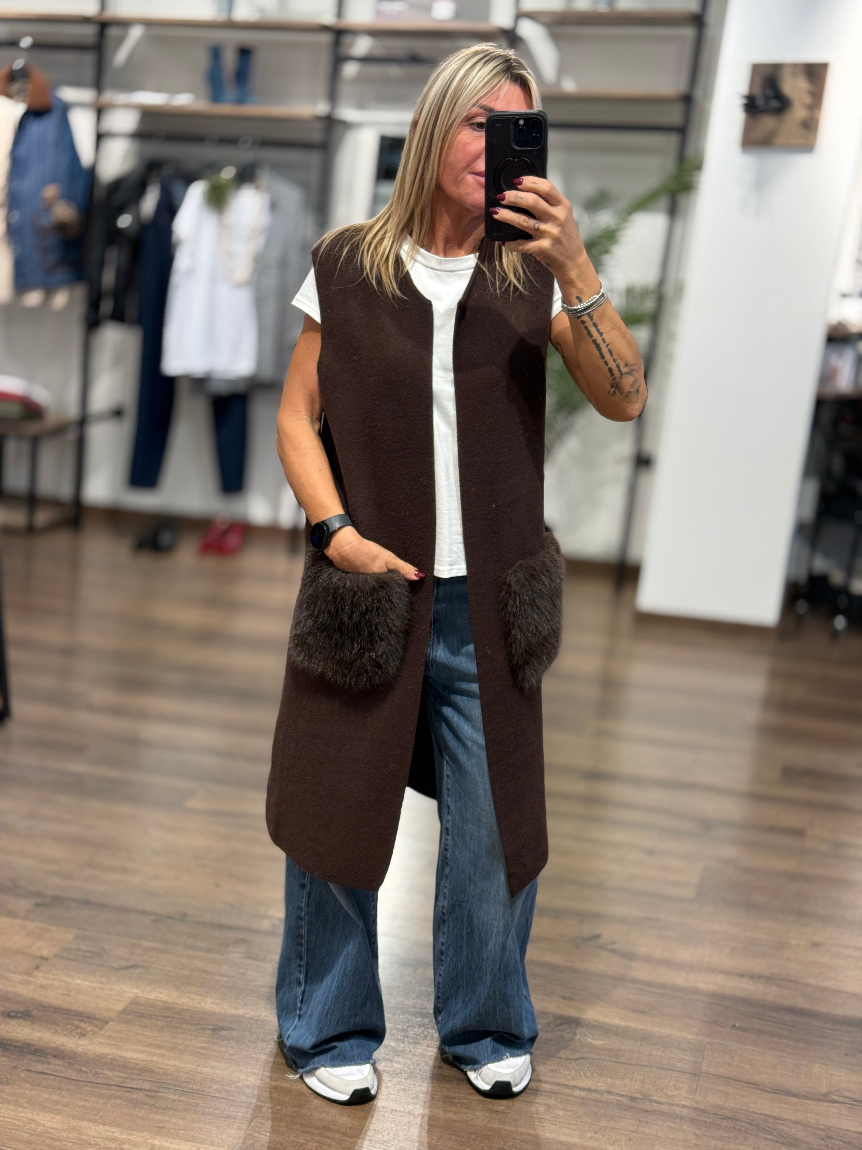 Gilet lungo in maglia con tasche in ecopelo