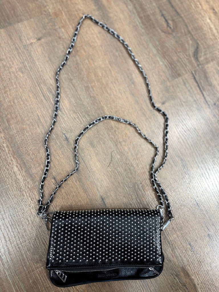 Clutch con borchie con apertura zip e bottoni a pressione