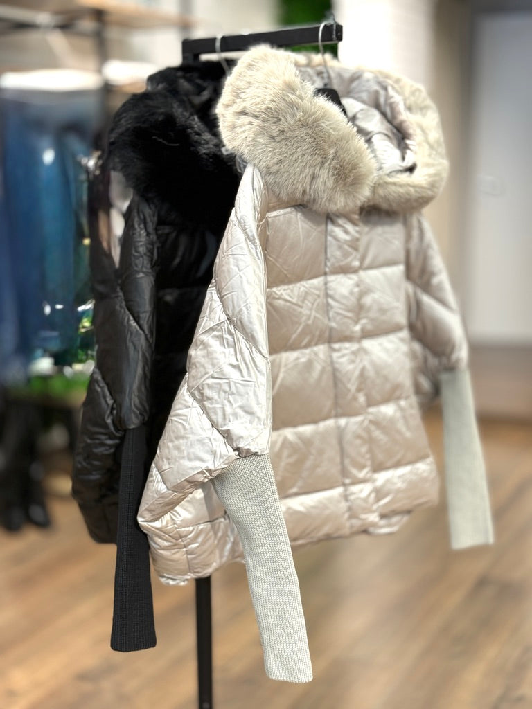 Giaccone con maniche in maglia e cappuccio