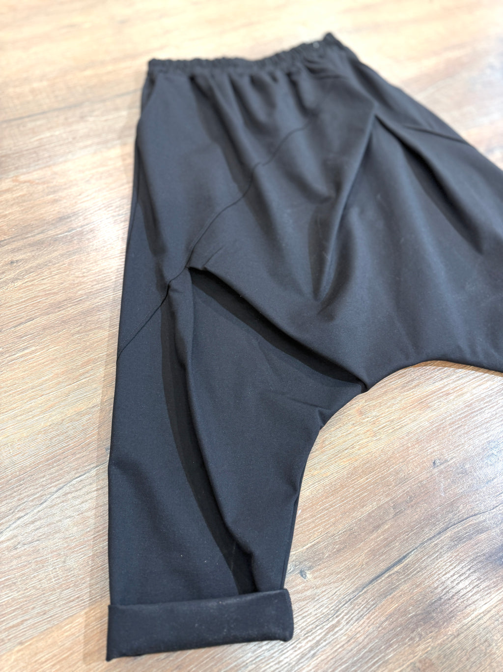 Pantalone con cavallo basso