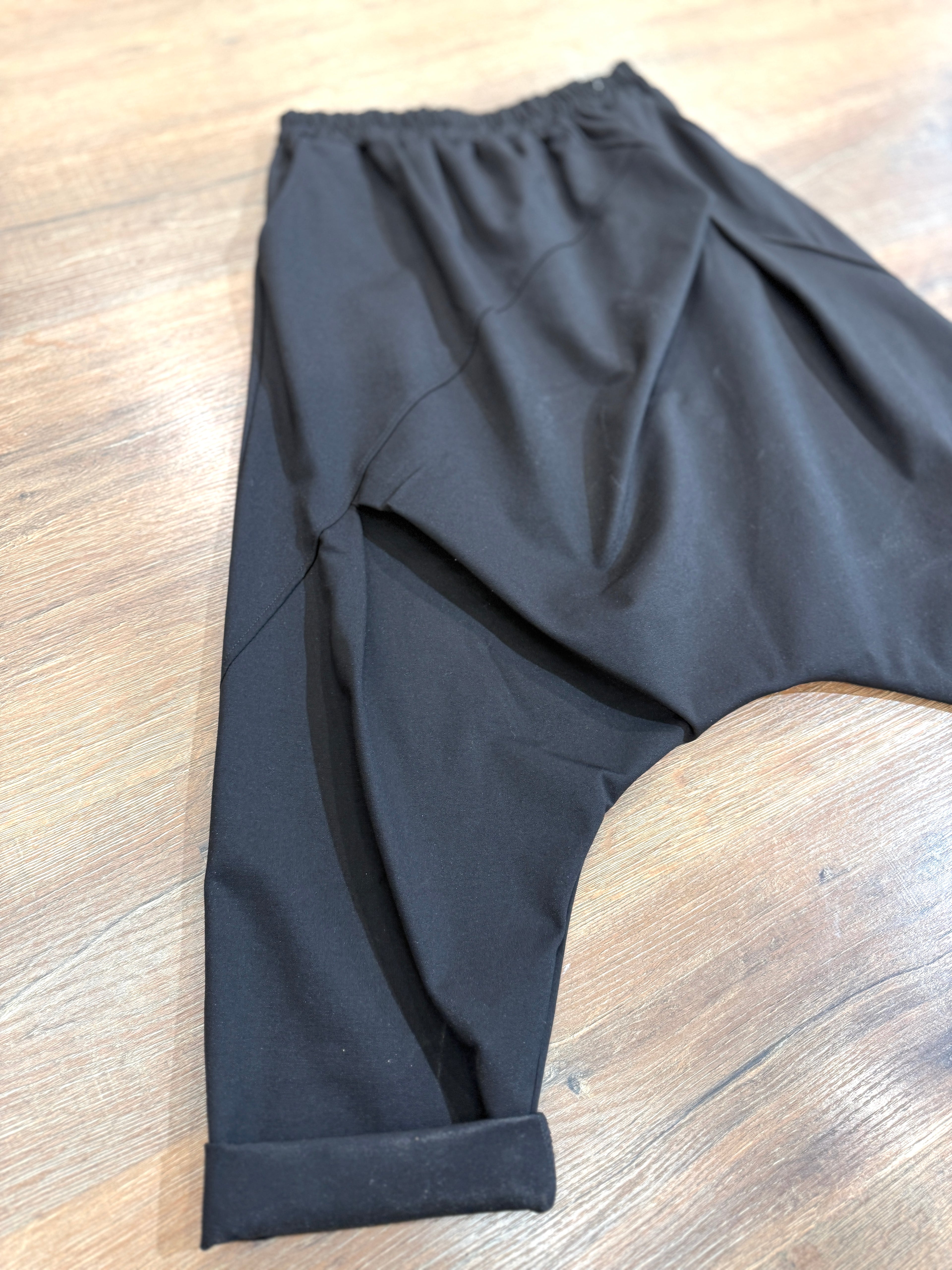Pantalone con cavallo basso