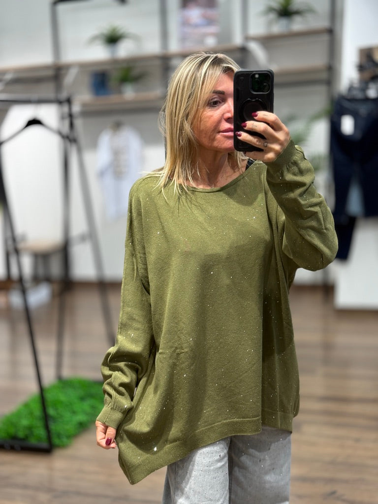 Maglia con scollo a barca con dettagli luminosi.