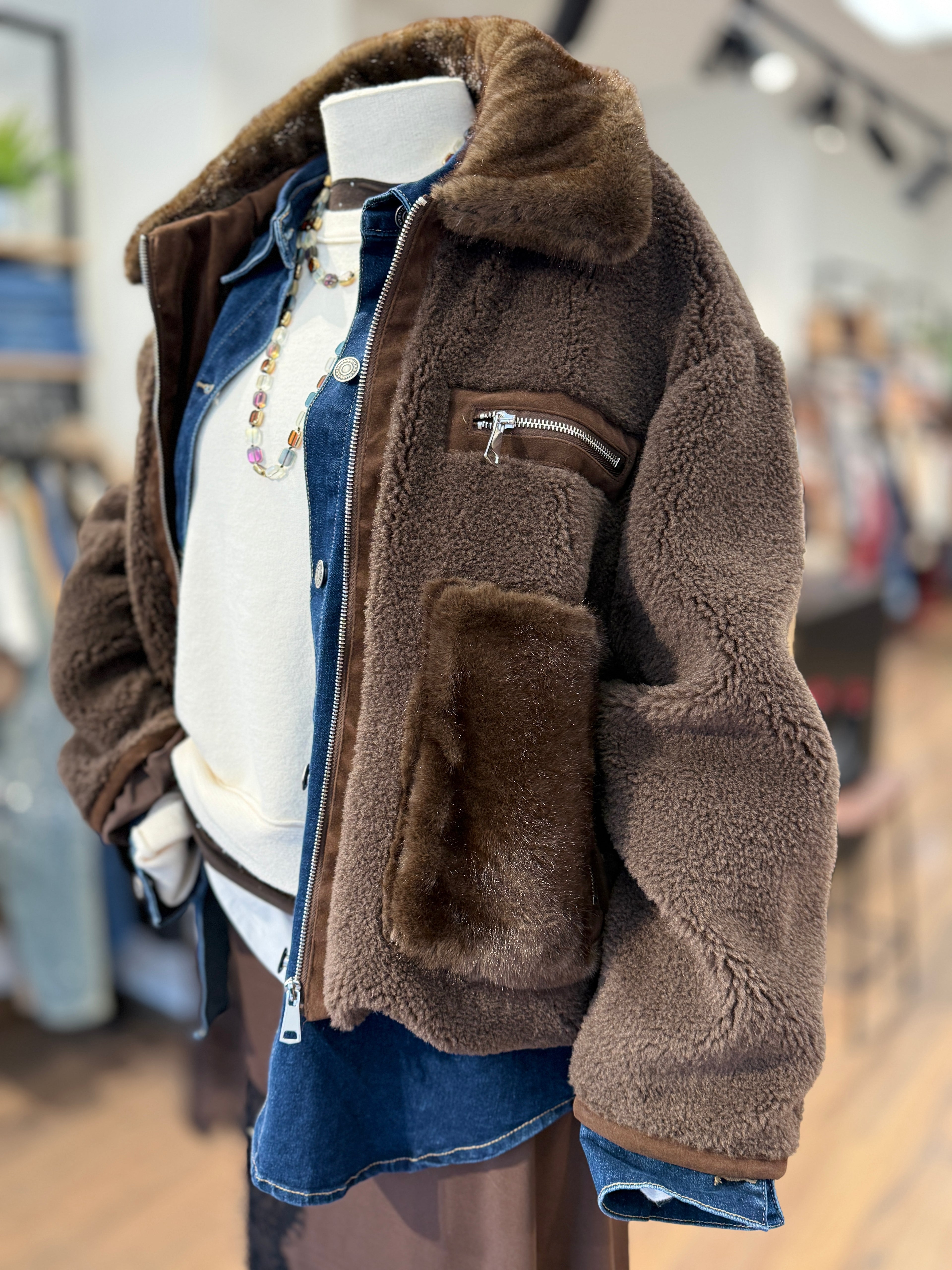 Giacca con zip con inserti in ecopelliccia