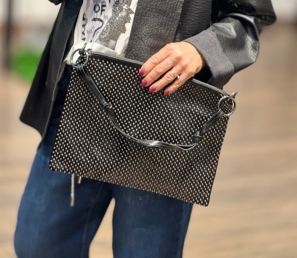 Borsa piatta con borchiette