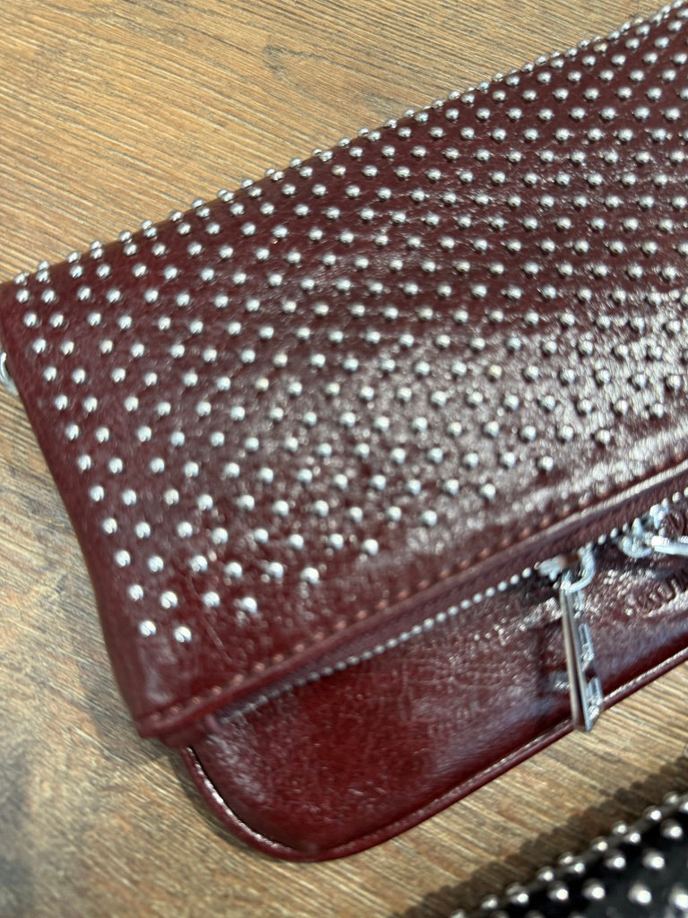Clutch con borchie con apertura zip e bottoni a pressione