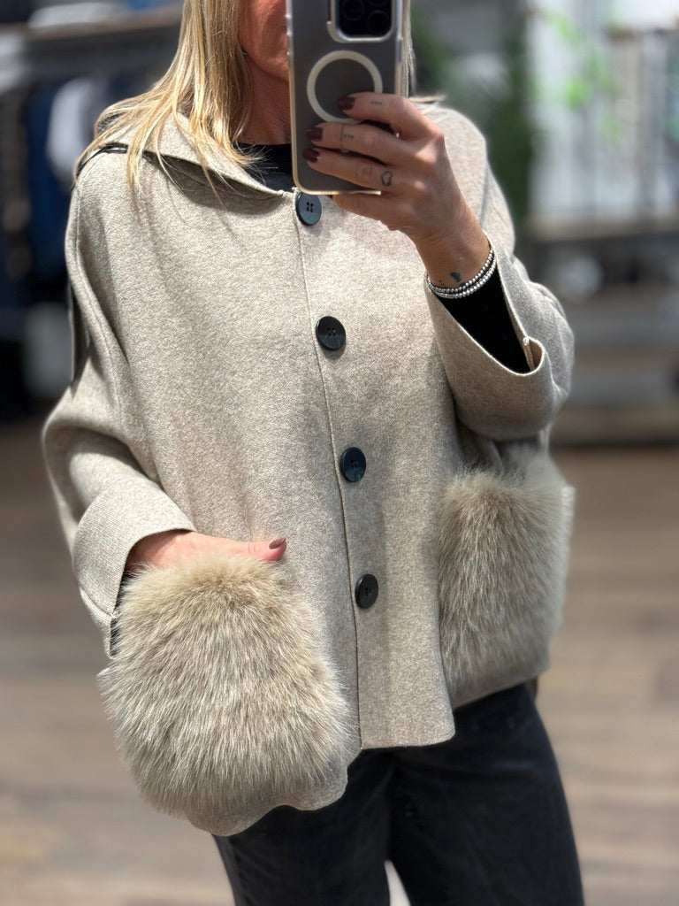 Giacca con inserti tasche in pelo ecologico