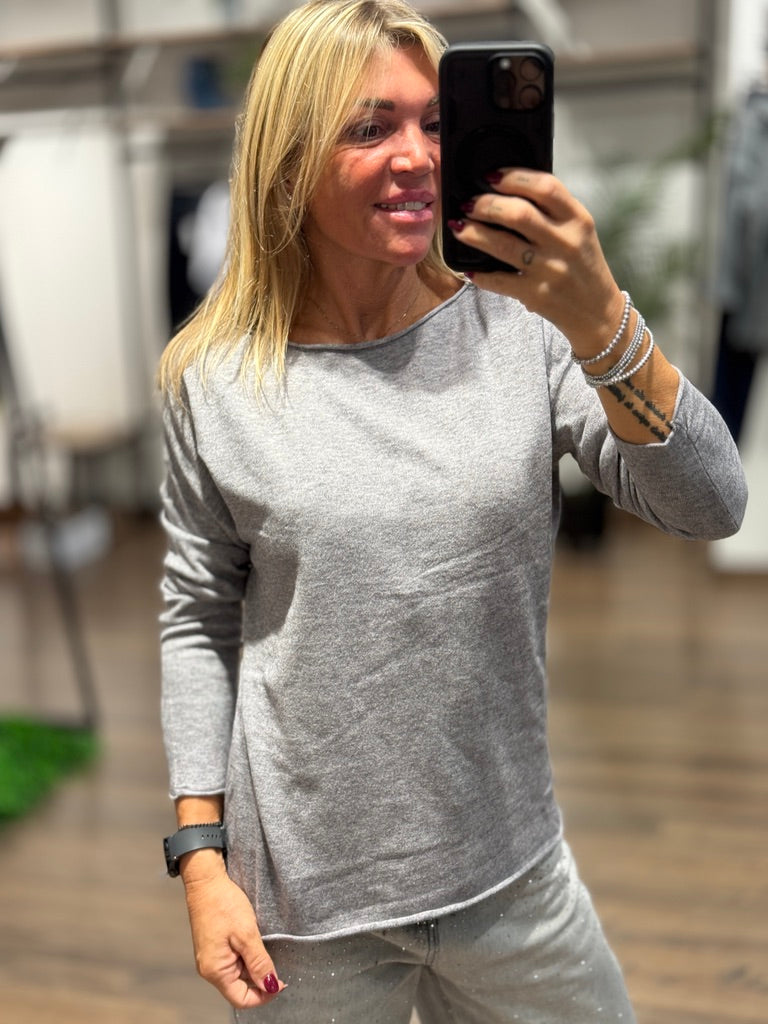 Maglia taglio regular con scollo a barca.