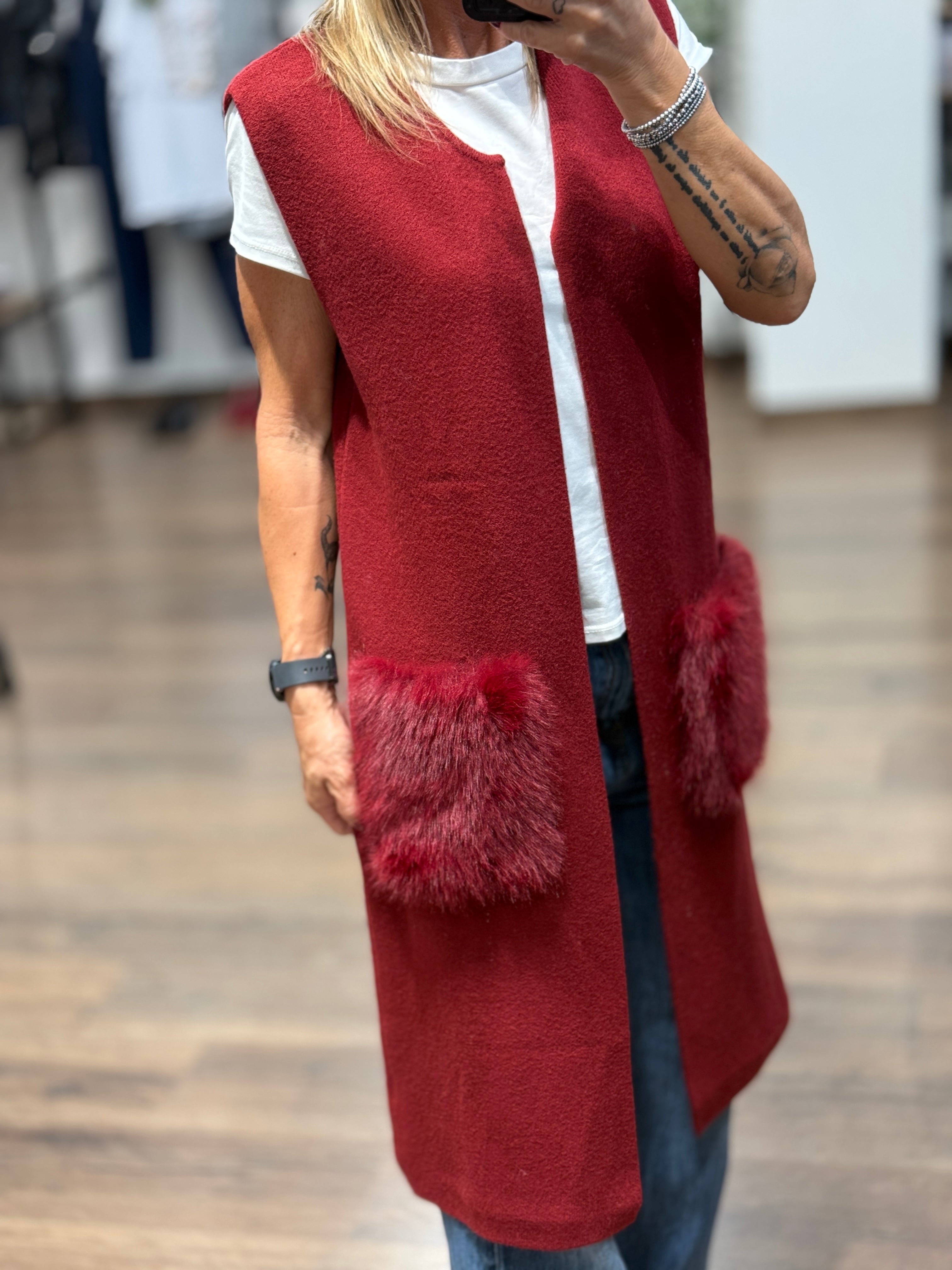 Gilet lungo in maglia con tasche in ecopelo