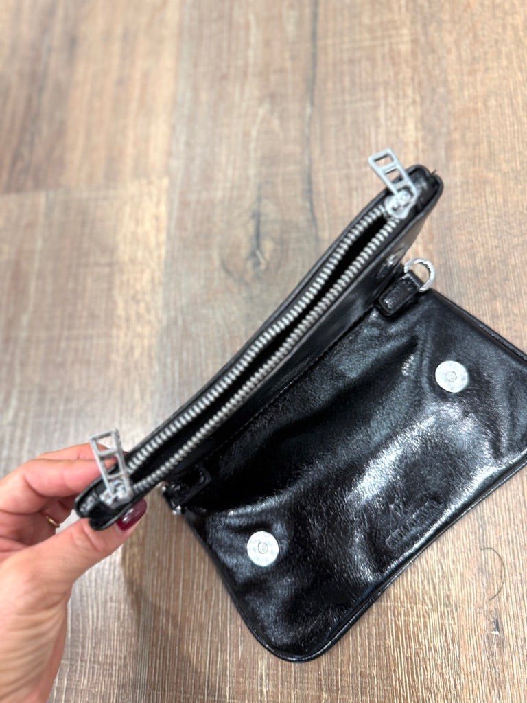 Clutch con borchie con apertura zip e bottoni a pressione
