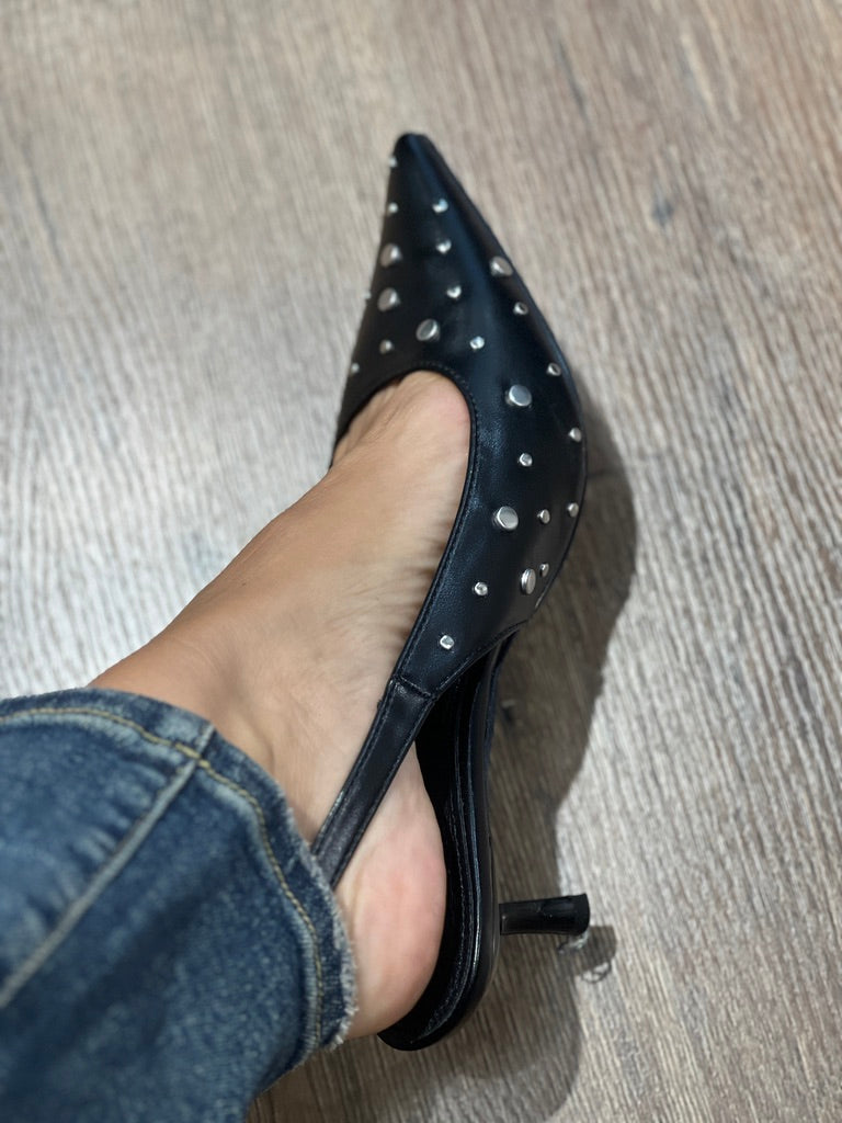 Scarpa modello Chanel con borchie