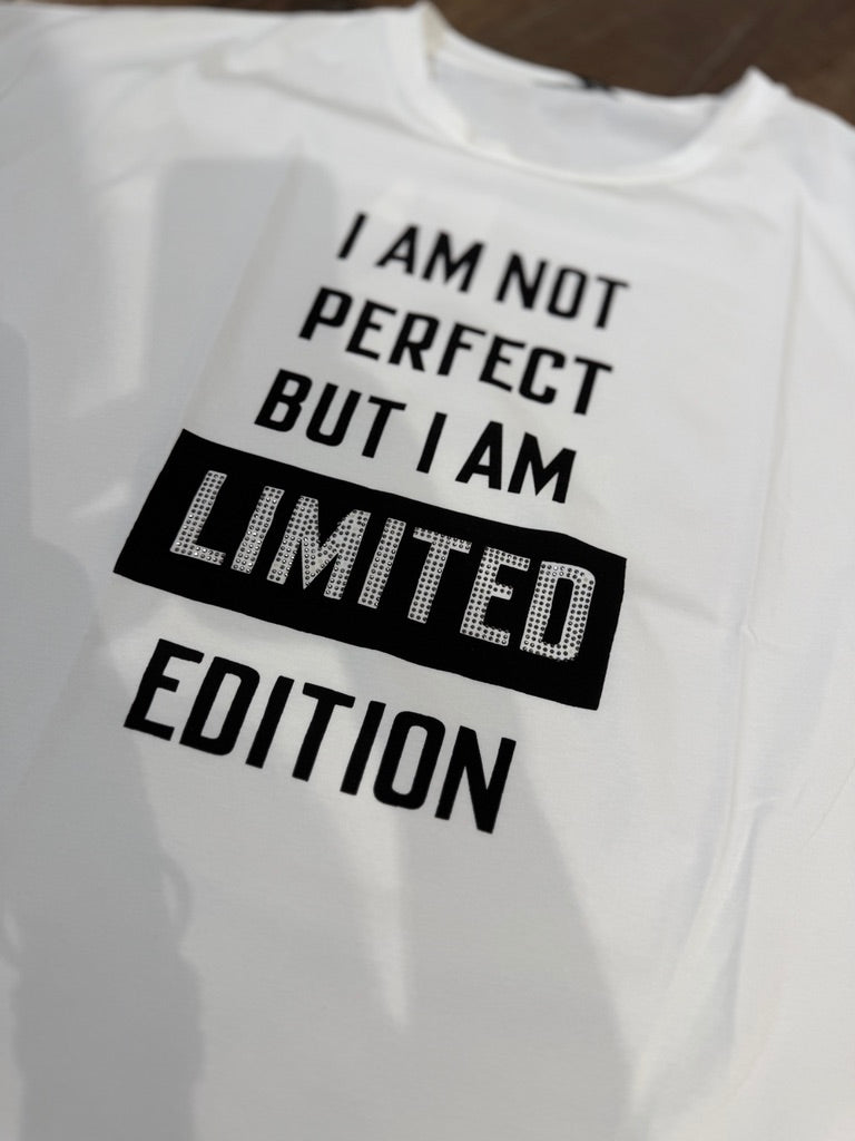 T-shirt con scritta "I am not perfect..."