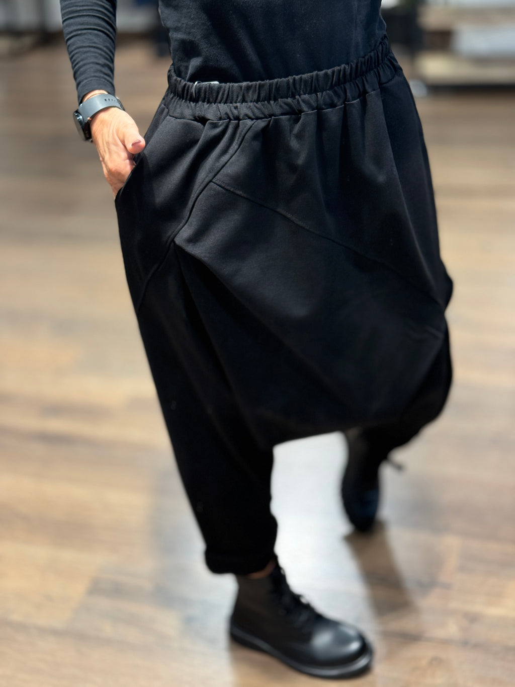 Pantalone con cavallo basso