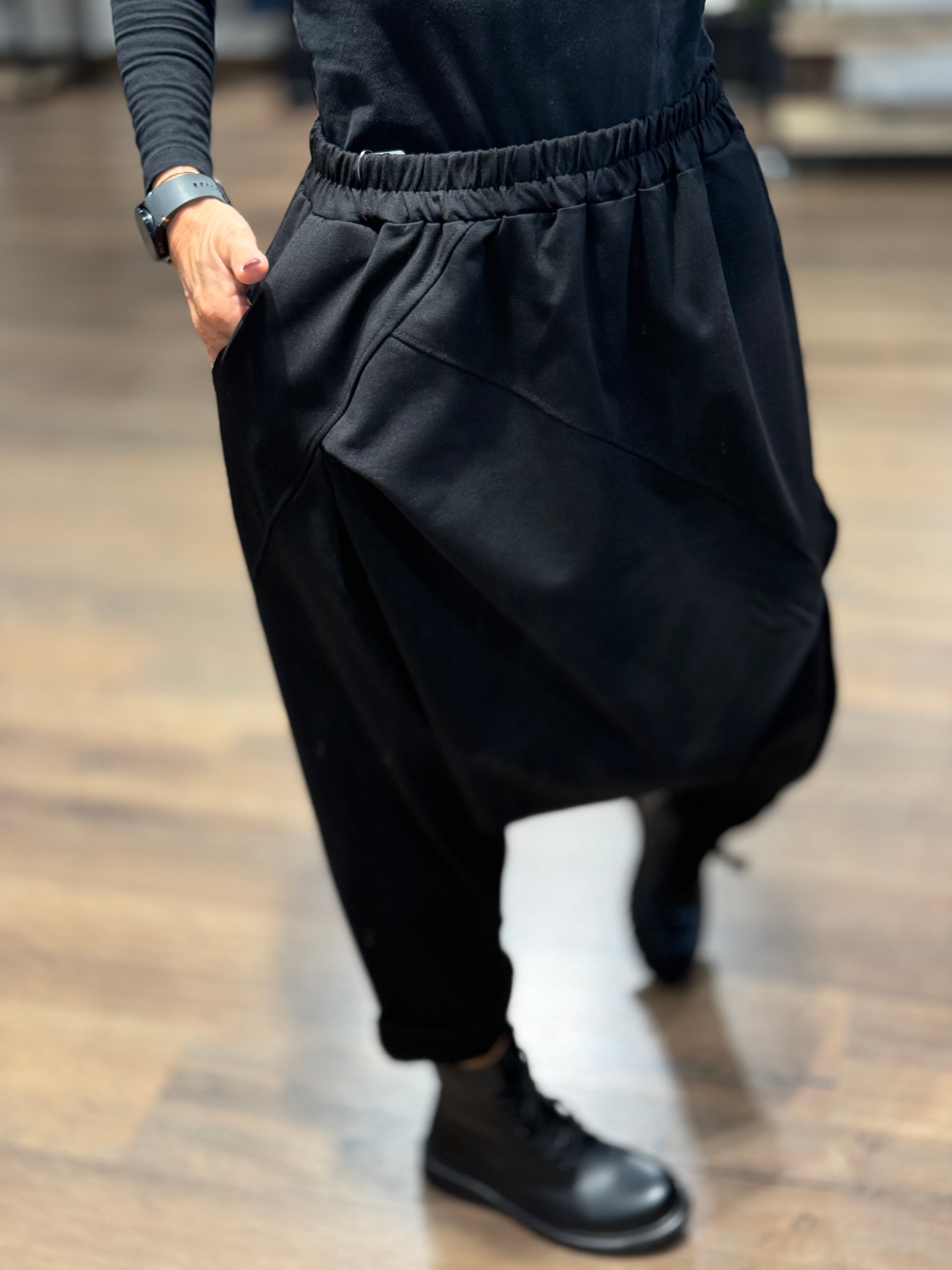 Pantalone con cavallo basso