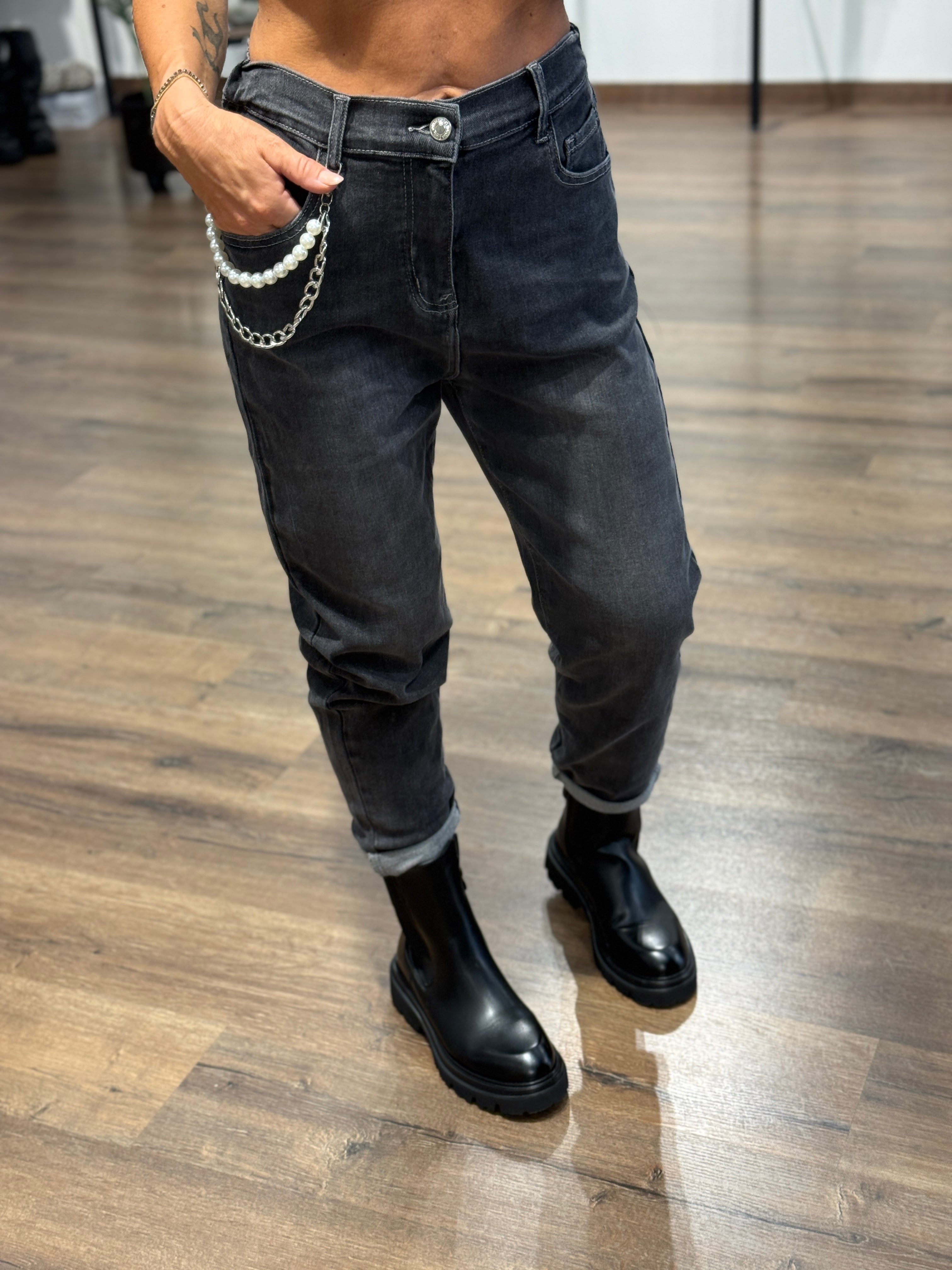 Jeans elasticizzato con catena