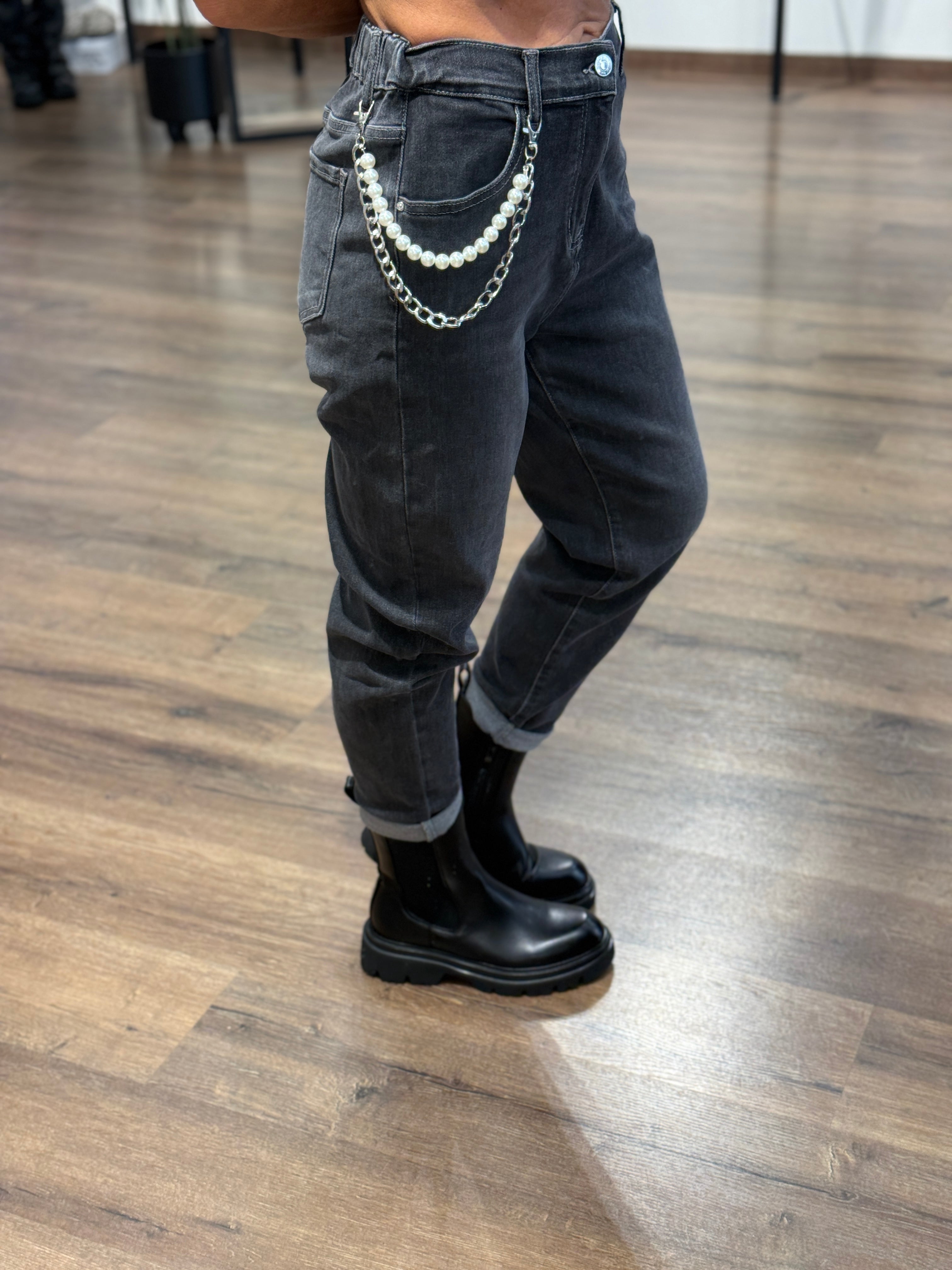Jeans elasticizzato con catena